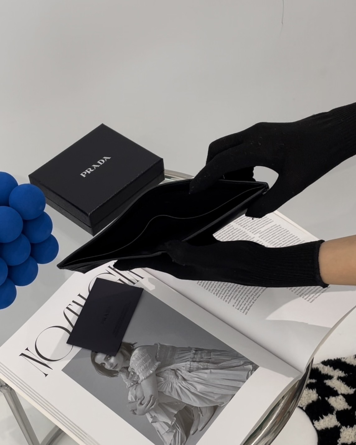 PRADA｜三角標誌內零錢袋雙折短夾 黑色