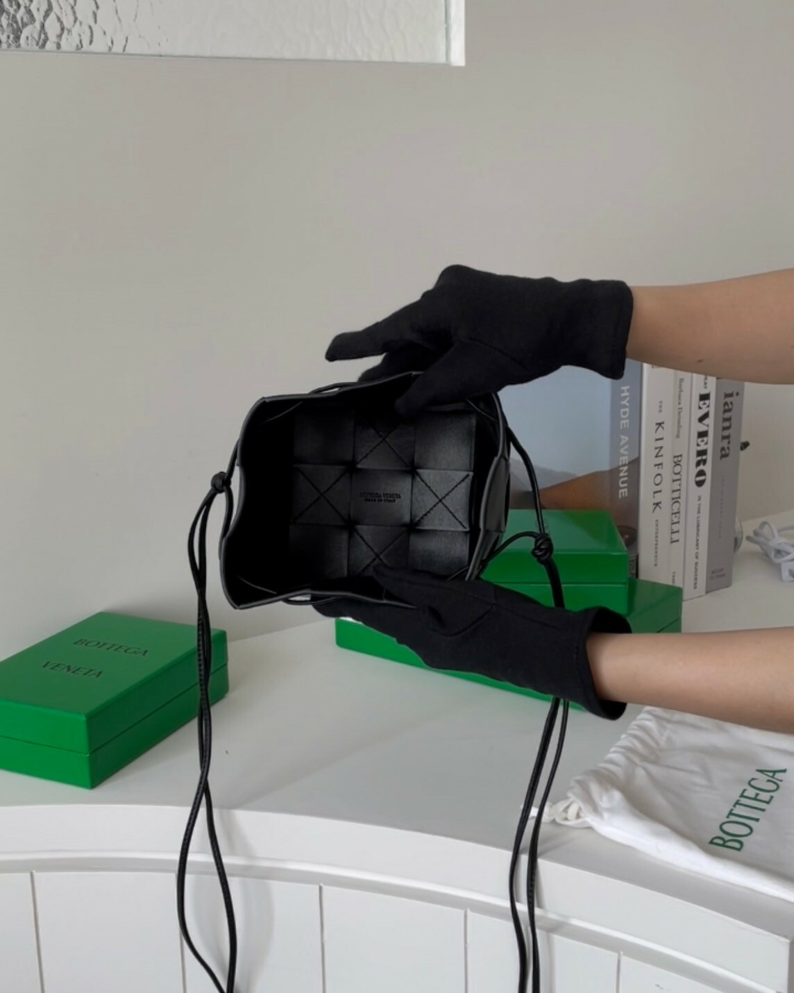 BV｜12格羊皮霧面卡帶小號水桶包 黑色