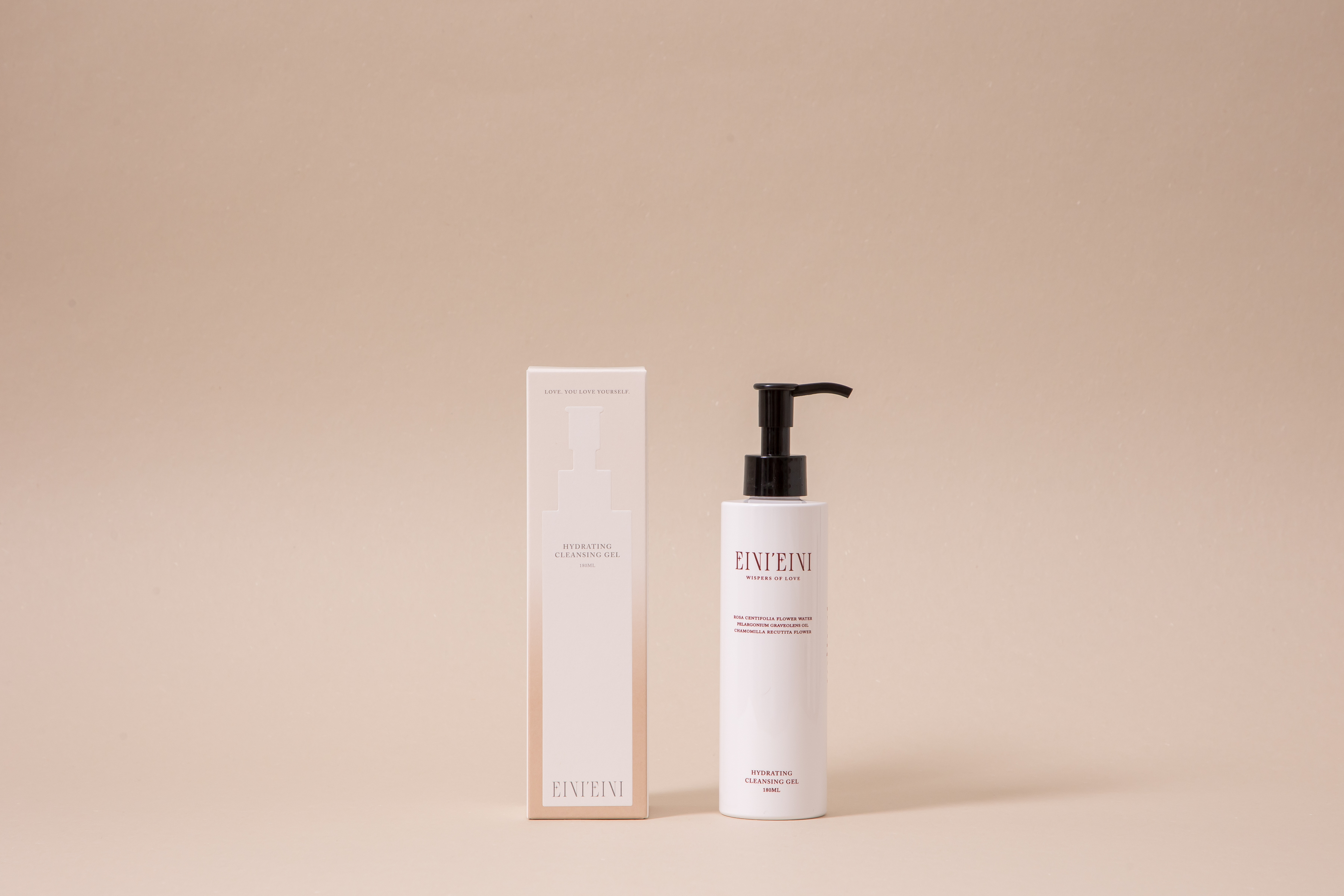 松露極萃溫和洗卸凝膠 高奢松露加上神經醯胺等多重保濕萃取 以獨特凝膠包覆技術淨化毛孔帶走彩妝及髒污 卸妝+洗臉一瓶搞定