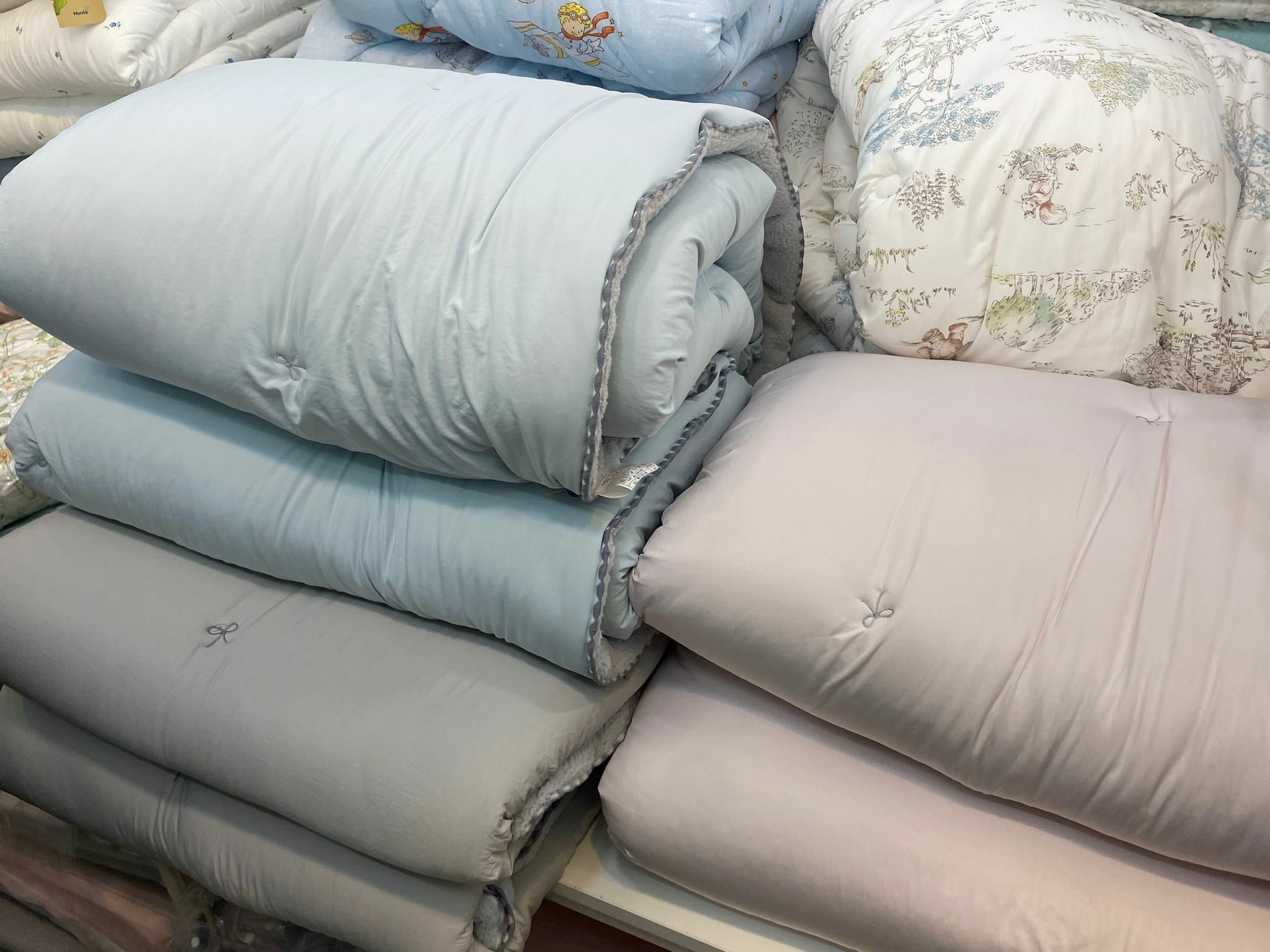 O44 淨色蝴蝶  天絲莫代爾棉  冬季被 有毛毛底 160x210.  S. Size $499 / 200x230. Q size  $599  made in korea