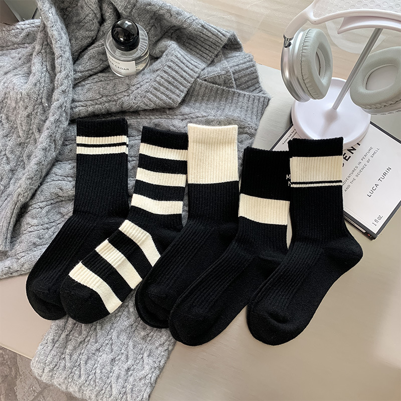 《5351》♾️秋冬款黑白拼色毛絨條紋襪子