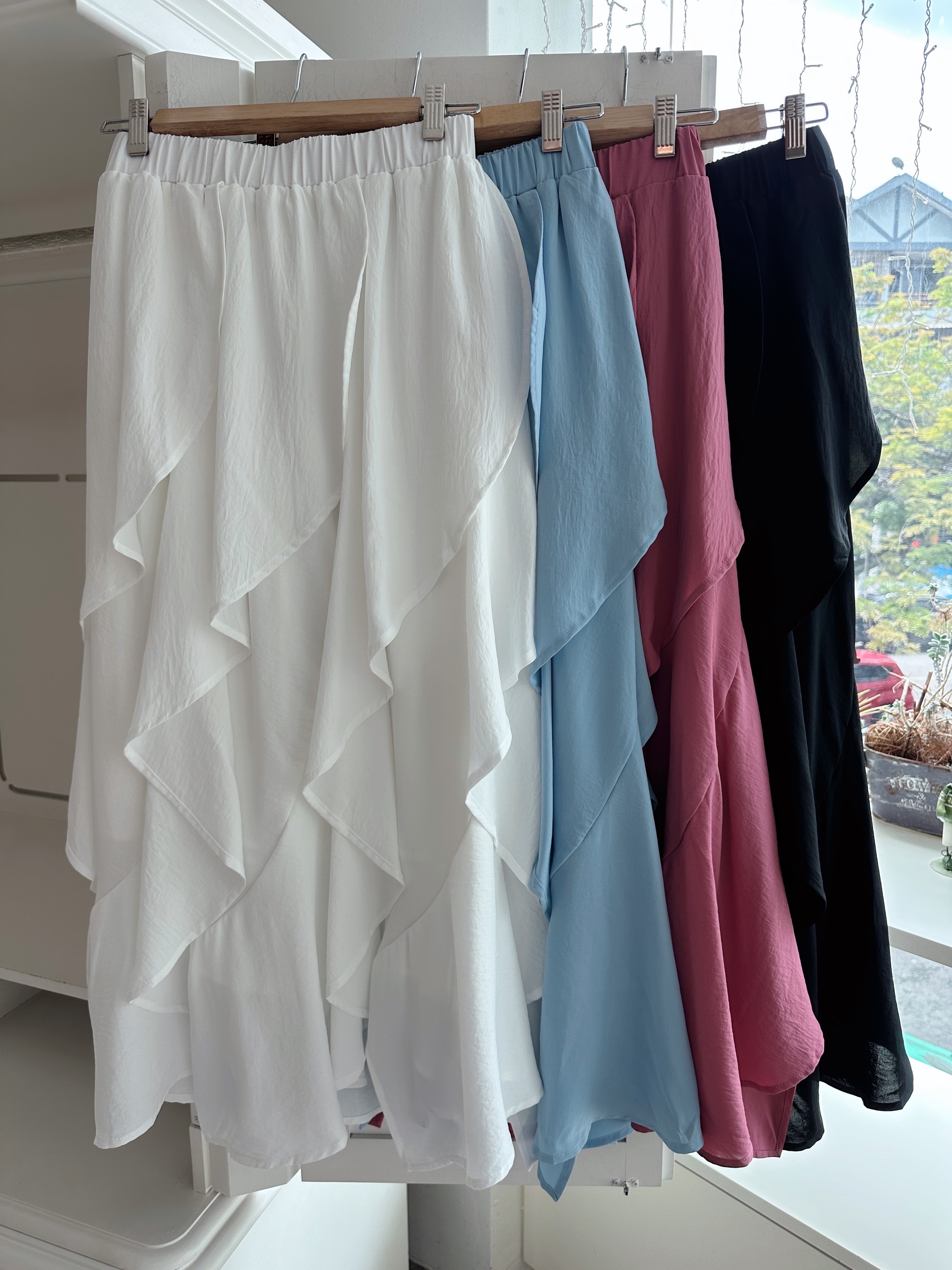 ELASTIC WAISTED LAYERED MIDI SKIRT