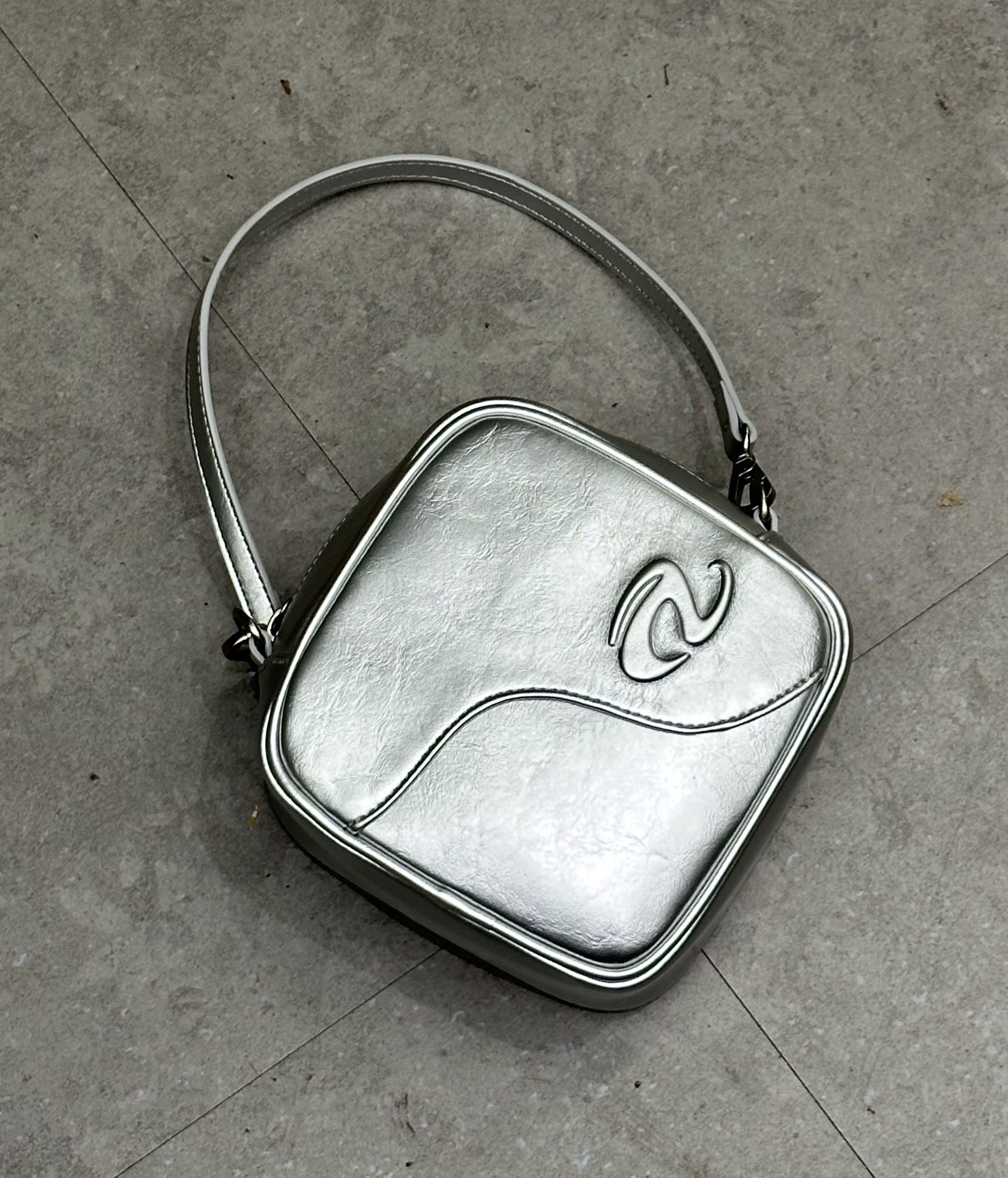 NERDY 銀色手提包<此為清貨價貨品不設退換>（K11 N744）