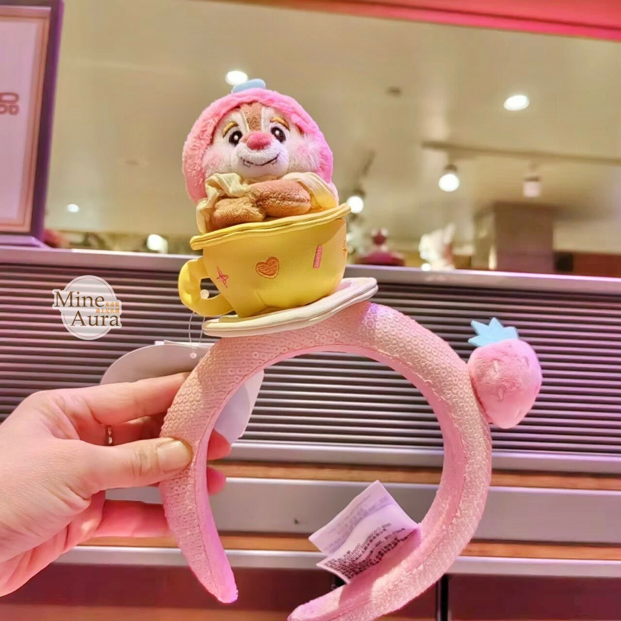 (限時特價) 2024 夏日 米奇 Mickey 與好友們 紅鼻 蒂蒂 Dale 草莓 絨毛 造型 髮圈 髮箍 奇奇蒂蒂 Chip 'n Dale -上海迪士尼樂園