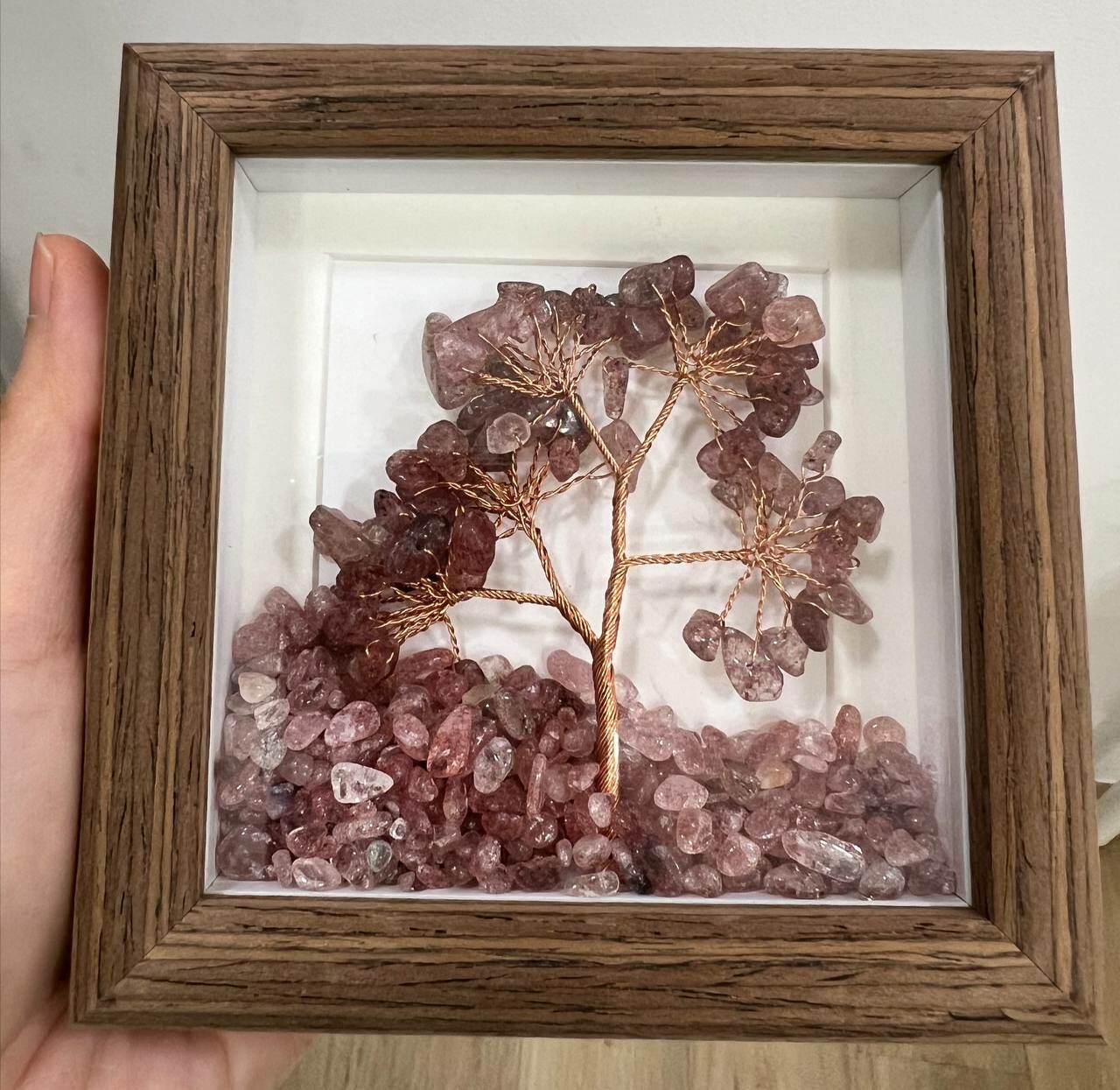 [S] GEMZ & CO HLCT STRAWBERRY QUARTZ TREE WITH STRAWBERRY LOOSE QUARTZ IN A FRAME , W232 (W232)