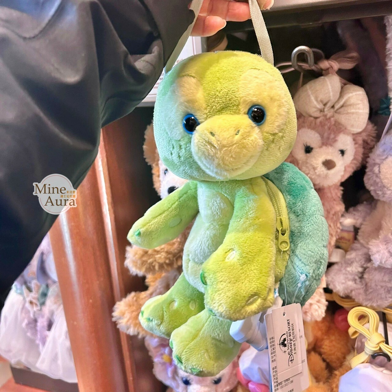 (限時特價) 奧樂米拉 海龜 OluMel 側姿 絨毛娃娃玩偶設計 斜背 小包 -上海迪士尼樂園