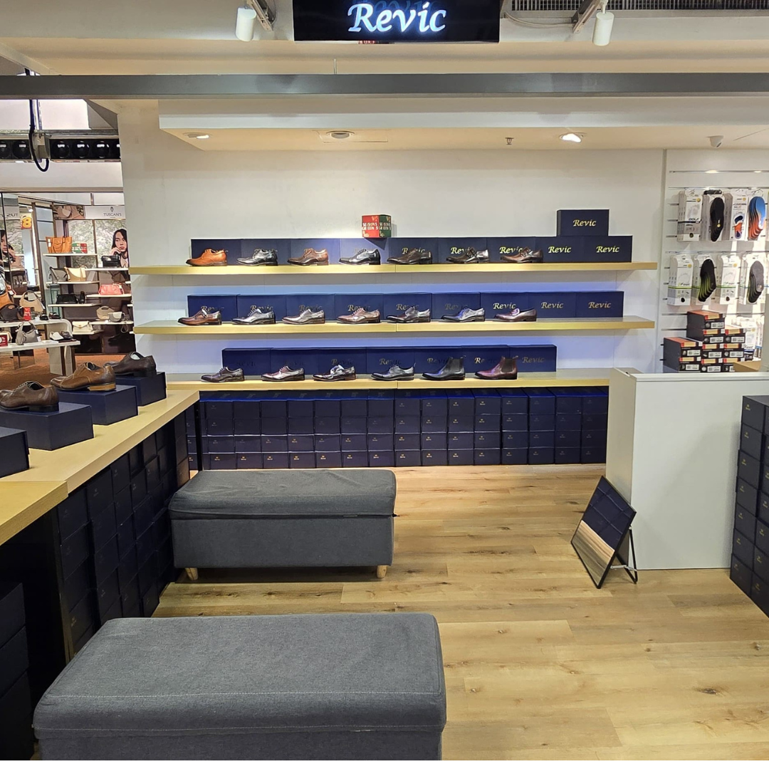 Revic 鞋店明亮的空間展示多款男女皮鞋和配件
