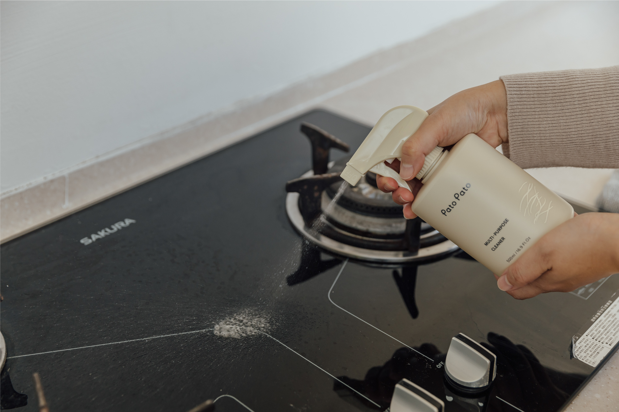 這是一張噴清潔液的照片