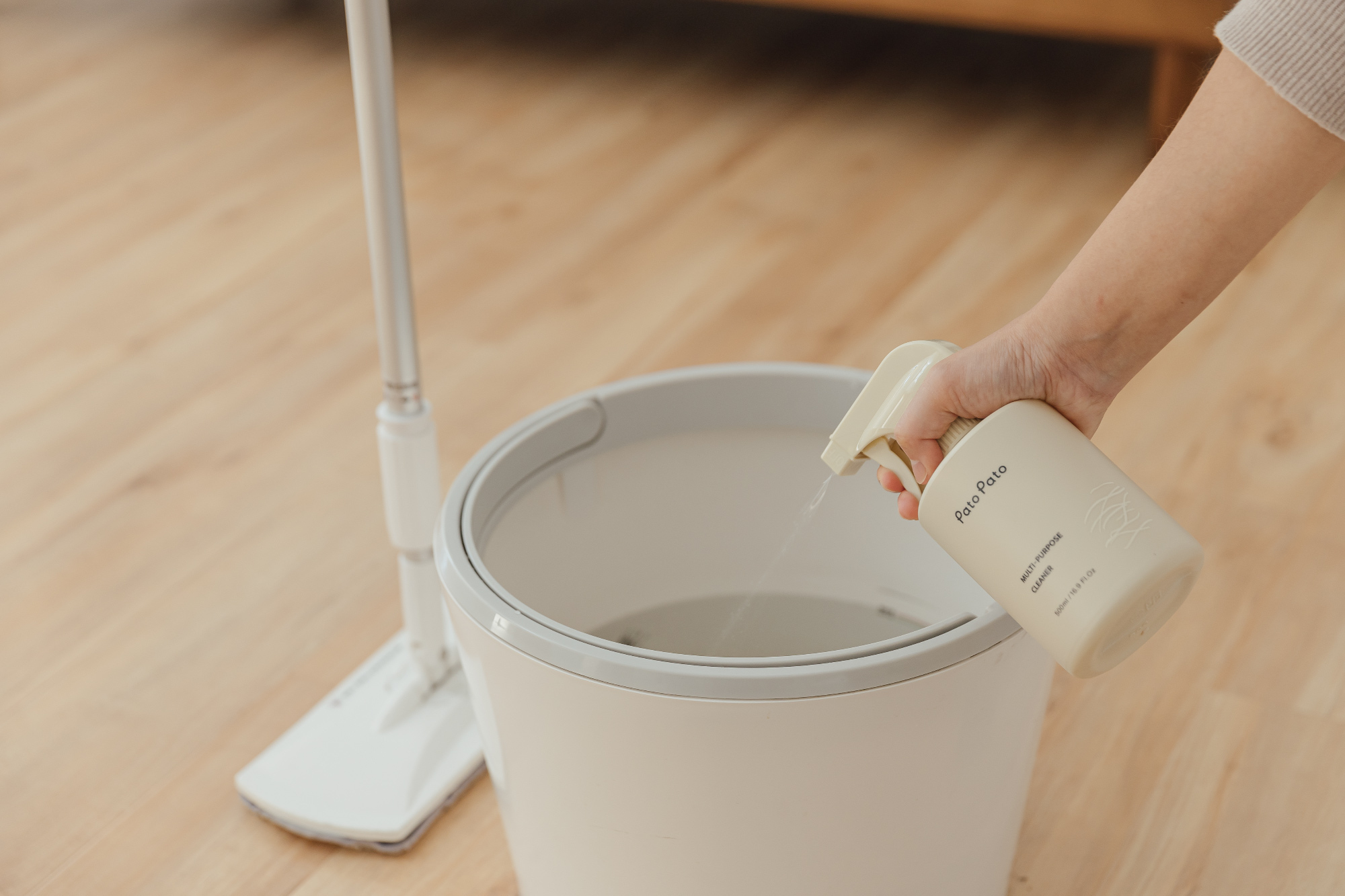 這是一張噴清潔液進水桶的畫面