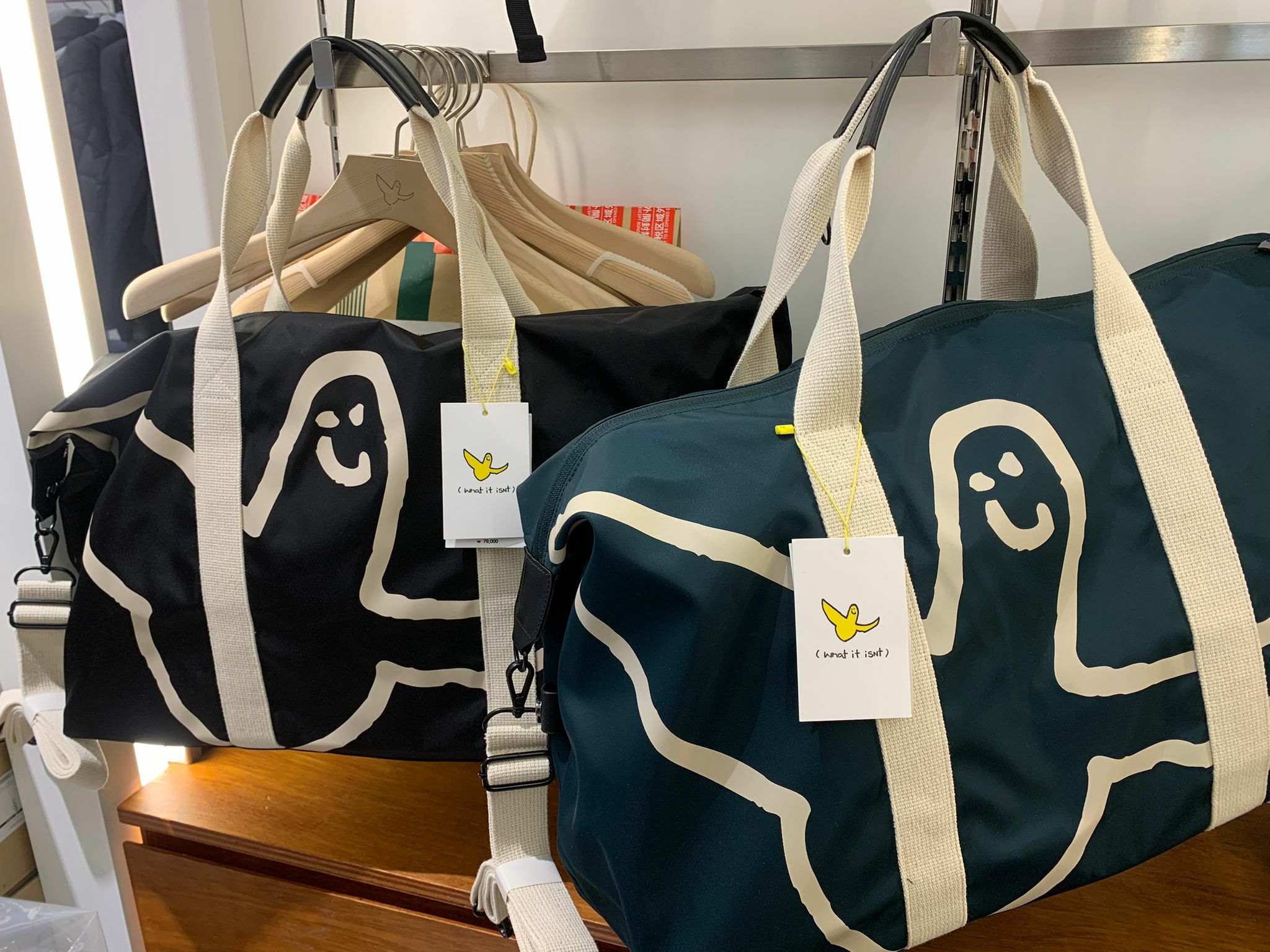 WHAT IT ISN'T 大容量塗鴉塗畫手提帆布包 （清貨價貨品，不設退換）（K11 BR817）