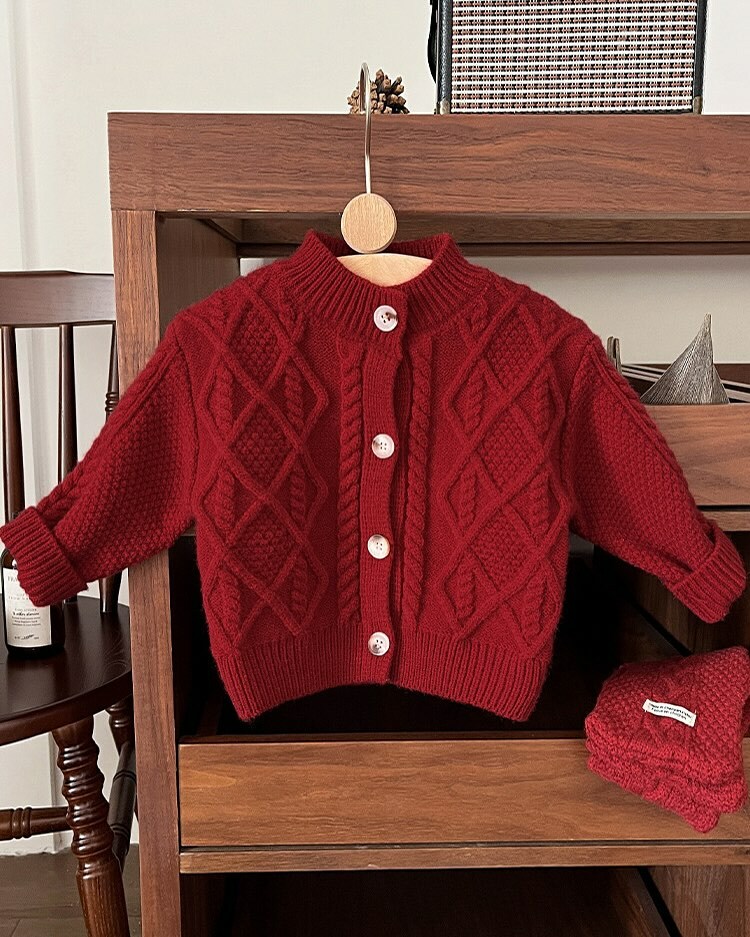 嫩嬰也有的新年麻花針織外套