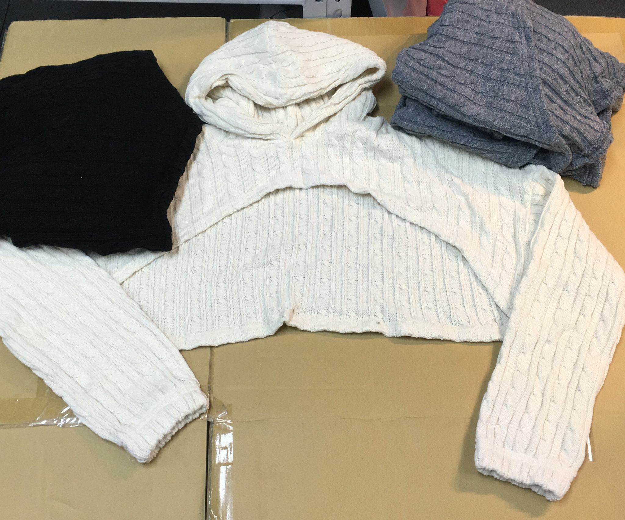 現貨 韓國針織短身有帽款衫（此為清貨價貨品不設退換） (AT12 864)