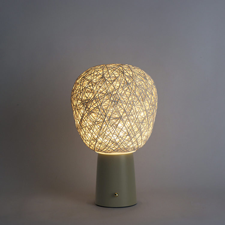 Weav 手工編織移動桌燈