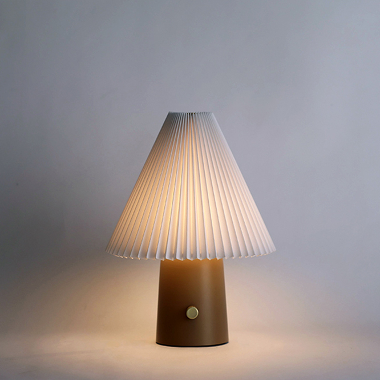 Scarlet 百褶裙織物桌燈