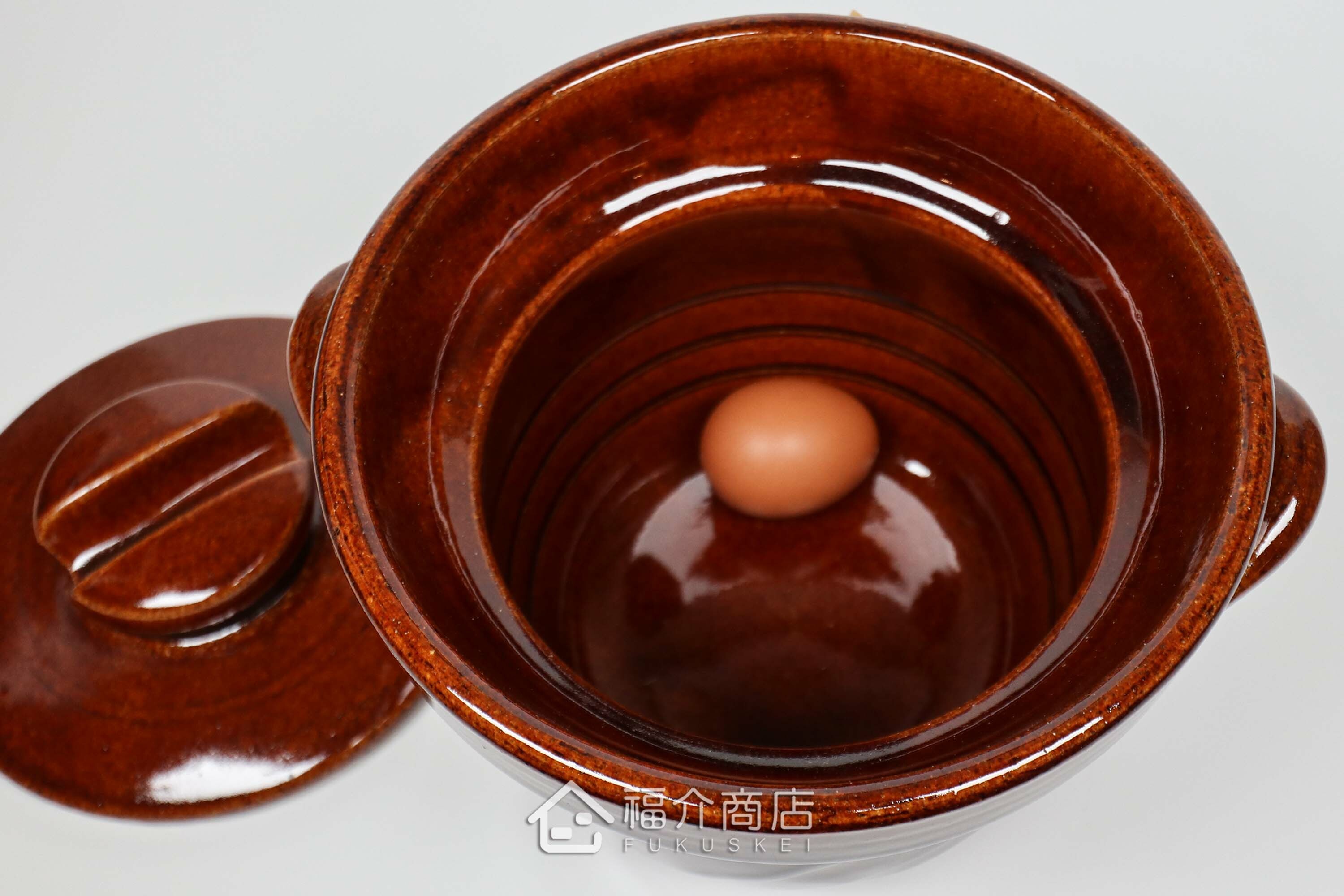 煮飯用陶瓷材質的飯鍋與土雞蛋