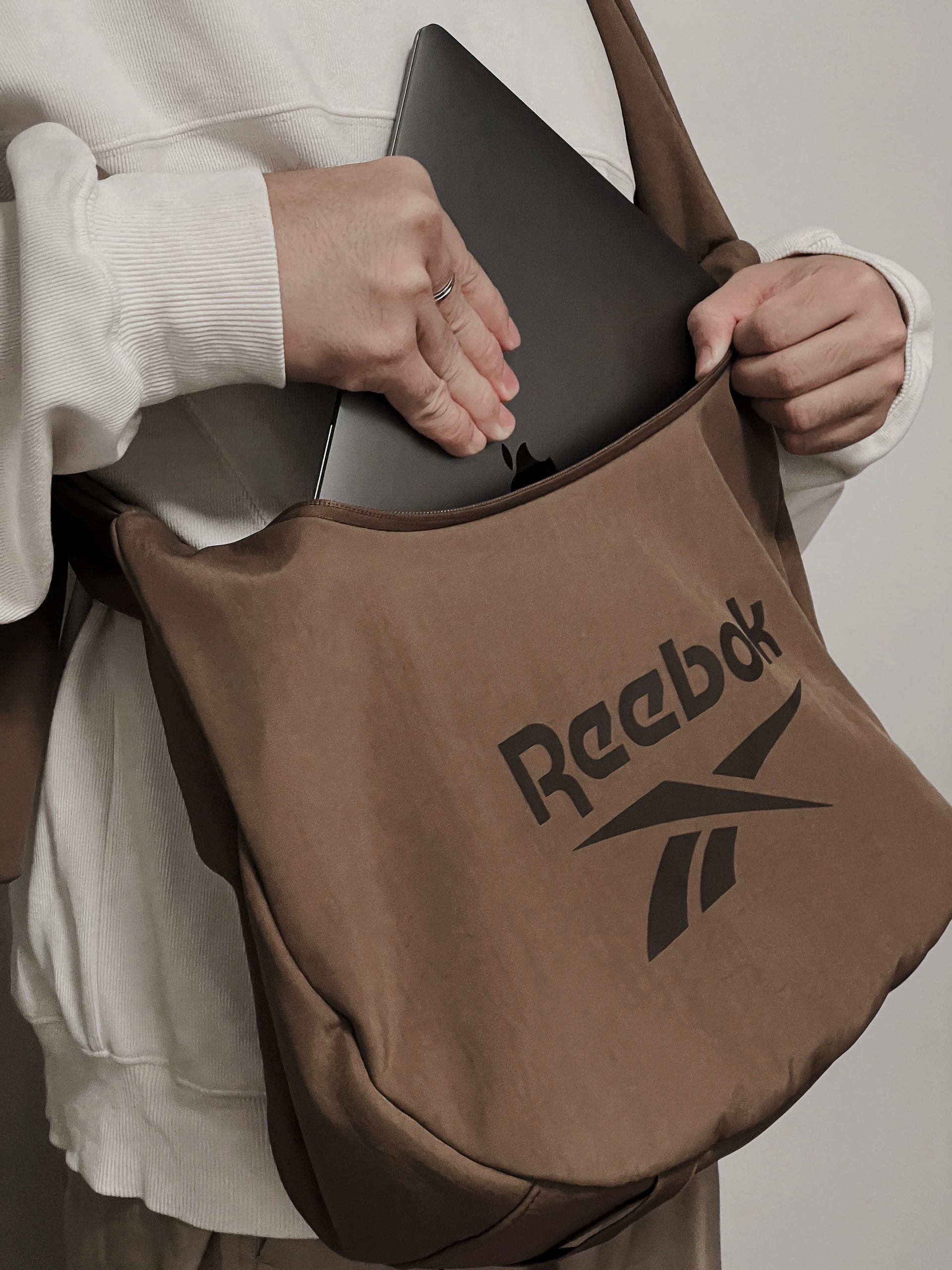 REEBOK 斜背包 單肩包 側背包 月牙包 防潑水 大容量 可調節 / 預購