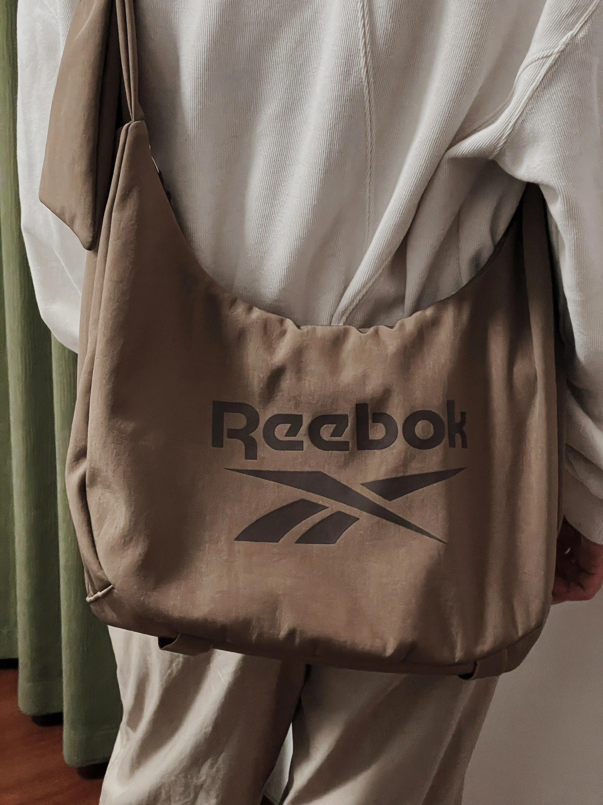REEBOK 斜背包 單肩包 側背包 月牙包 防潑水 大容量 可調節 / 預購