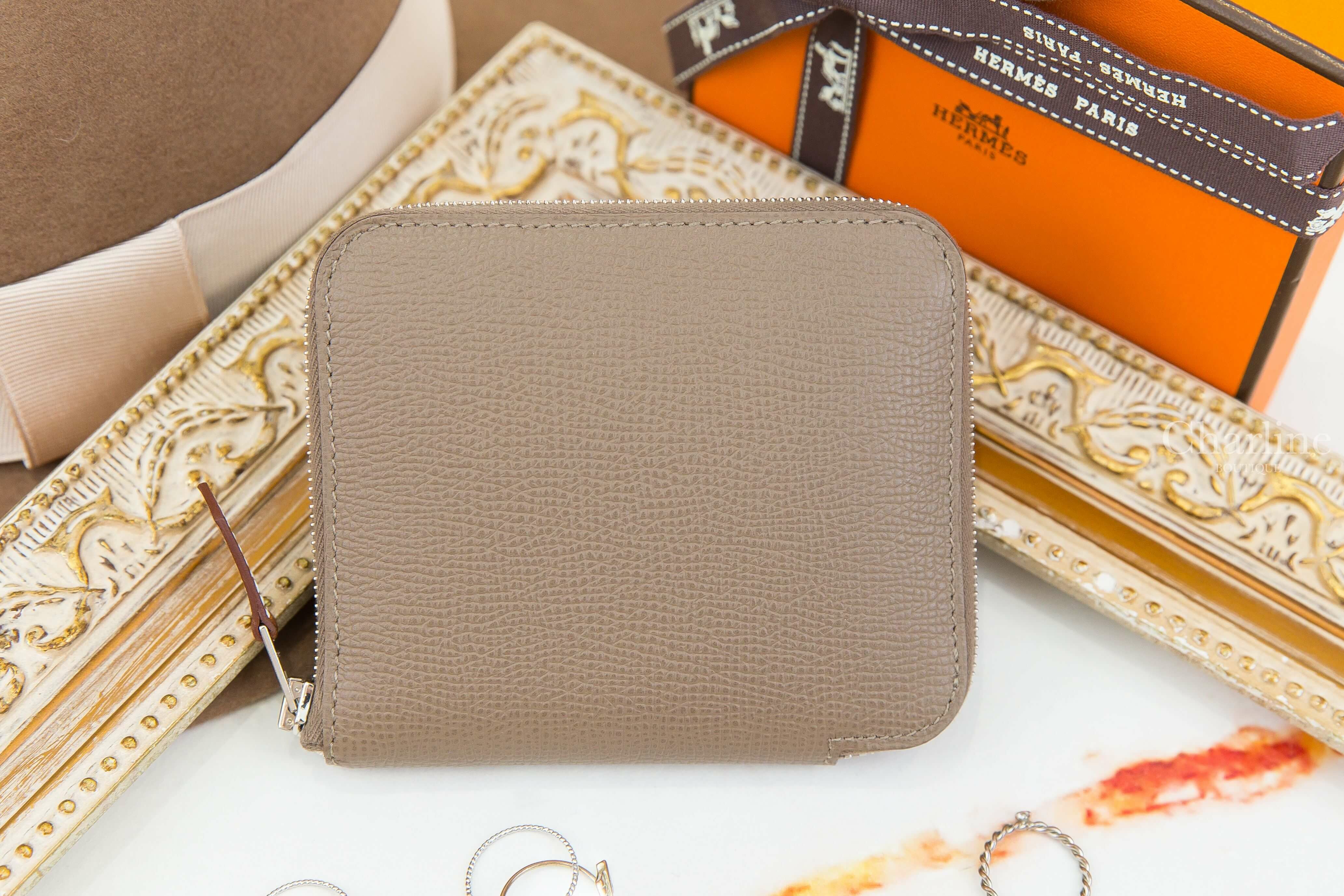 Hermès Silk' In Compact Wallet 18 Etoupe Epsom 大象灰同色縫線絲巾拉鍊短夾-Charline Boutique 精品代購