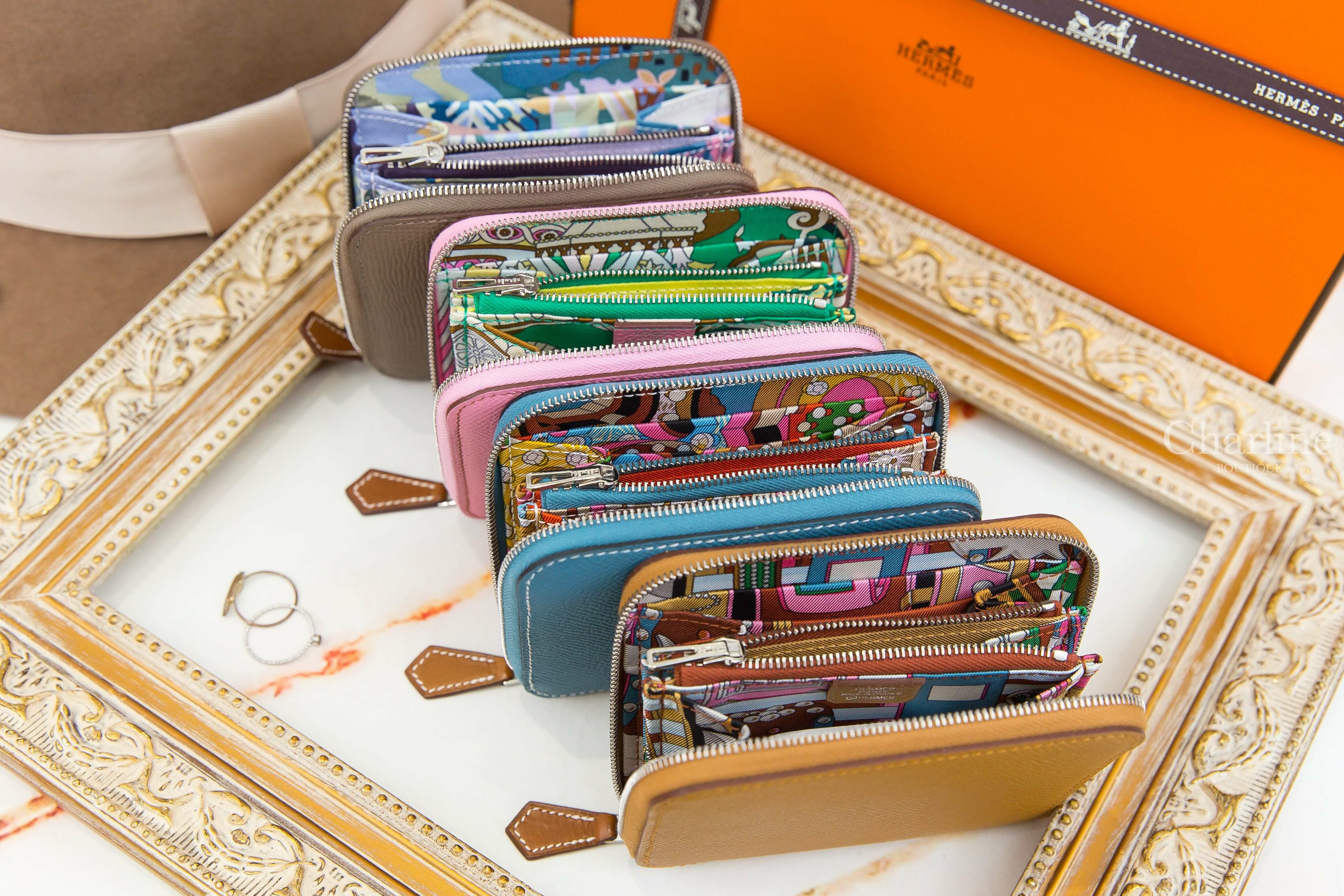 Hermès Silk' In Compact 5P 粉色絲巾短夾,Hermès 2S 芝麻黃絲巾短夾,Hermès D2 新牛仔藍絲巾短夾,Hermès 18 大象灰絲巾短夾-Charline Boutique 精品代購