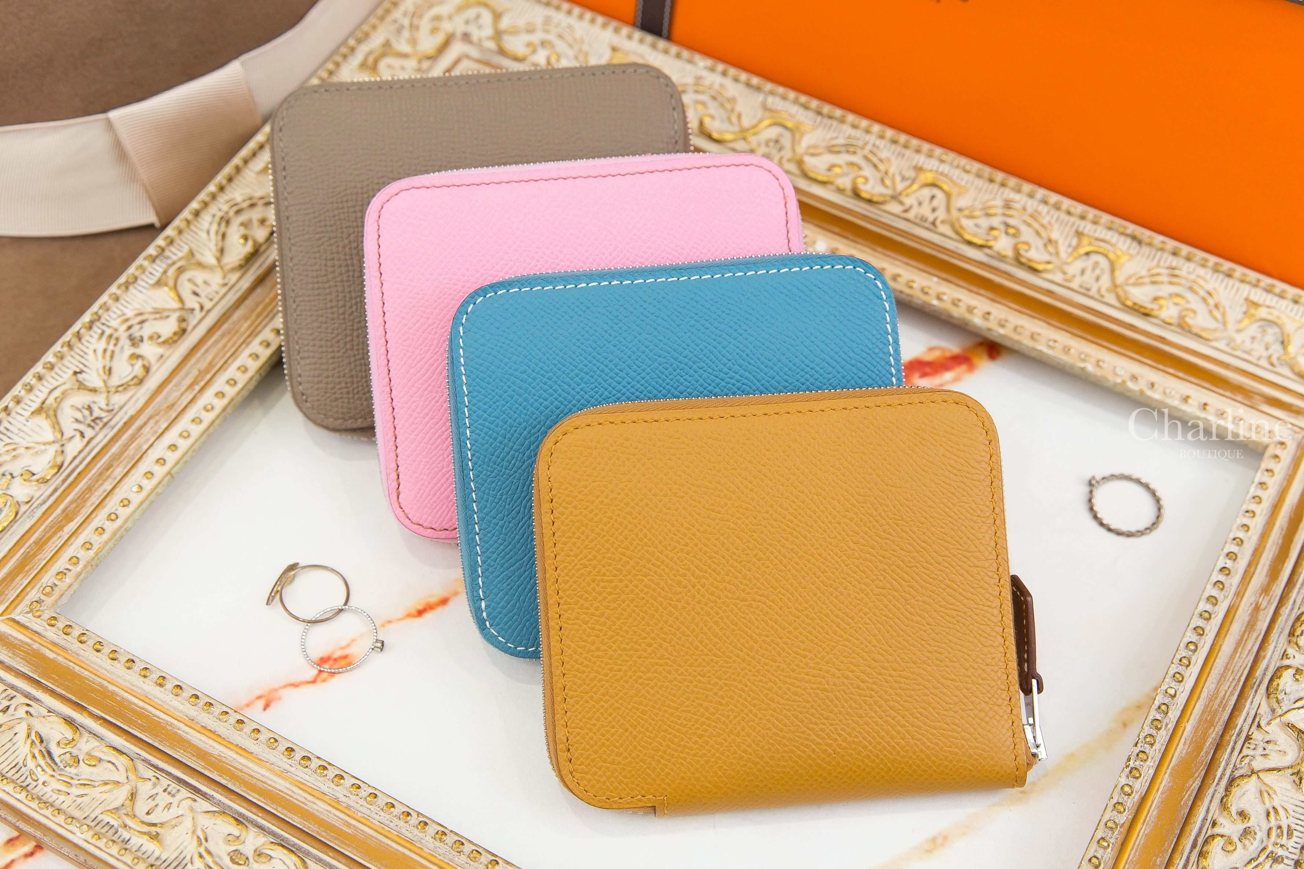 Hermès Silk' In Compact 5P 粉色絲巾短夾,Hermès 2S 芝麻黃絲巾短夾,Hermès D2 新牛仔藍絲巾短夾,Hermès 18 大象灰絲巾短夾-Charline Boutique 精品代購