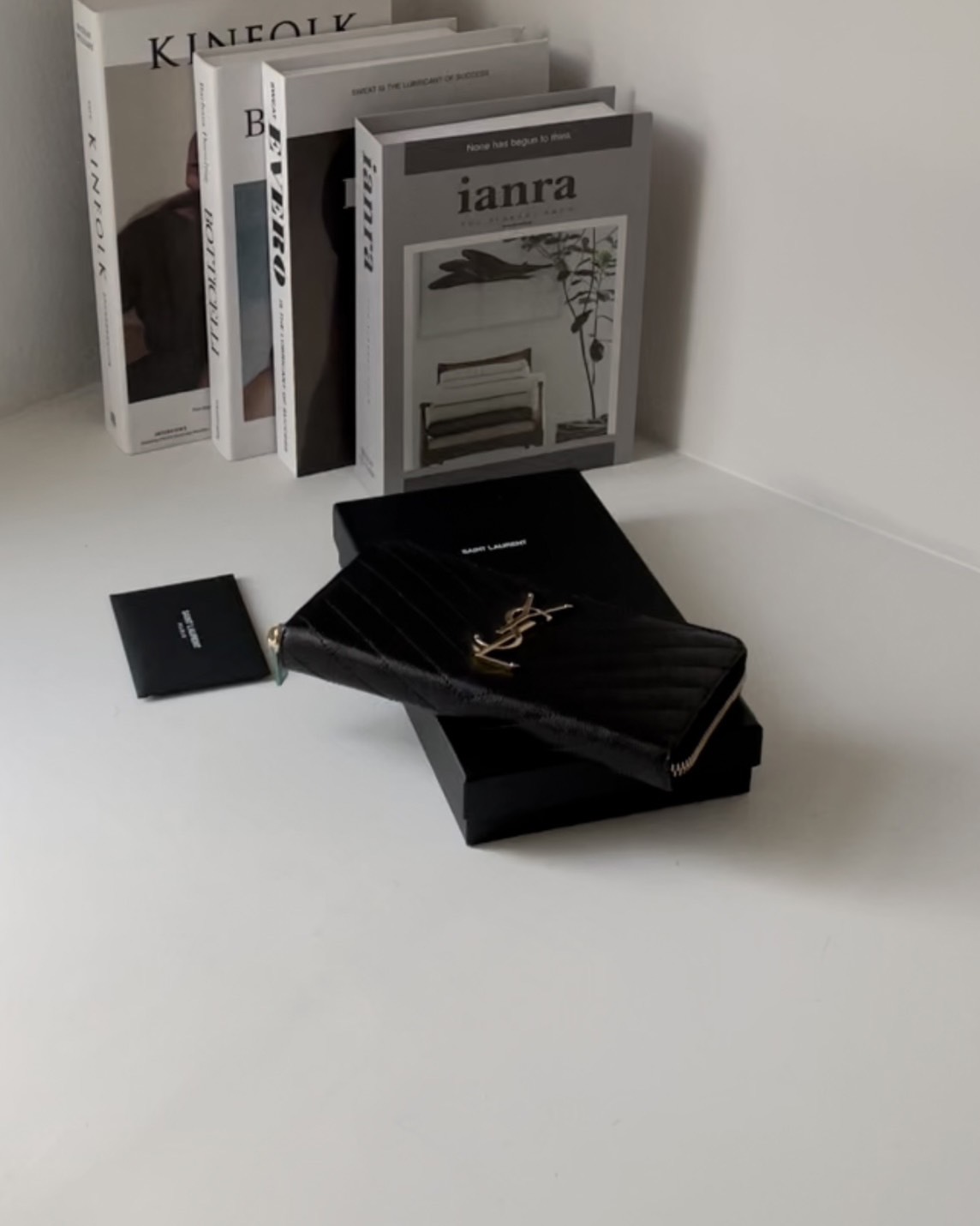 YSL｜MONOGRAM 粒面壓紋皮革ㄇ字拉鏈長夾 黑金