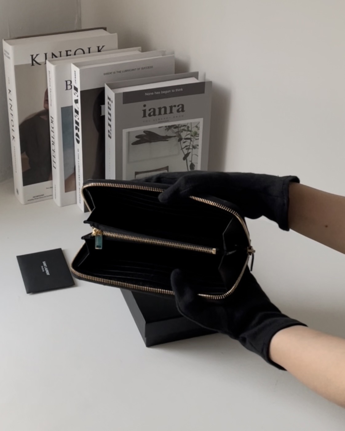 YSL｜MONOGRAM 粒面壓紋皮革ㄇ字拉鏈長夾 黑金