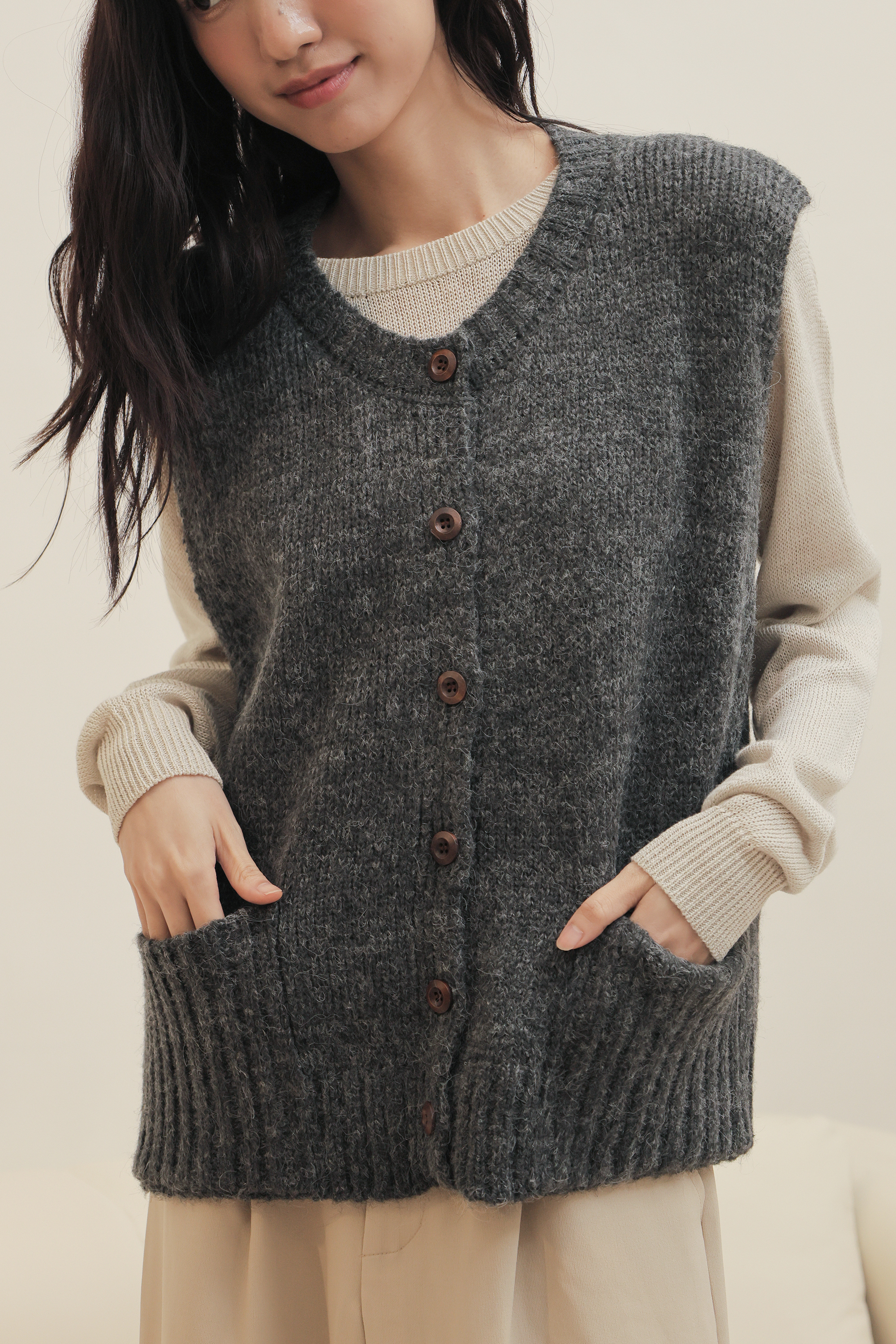 2603 圓領大口袋針織背心(4.5%羊毛）