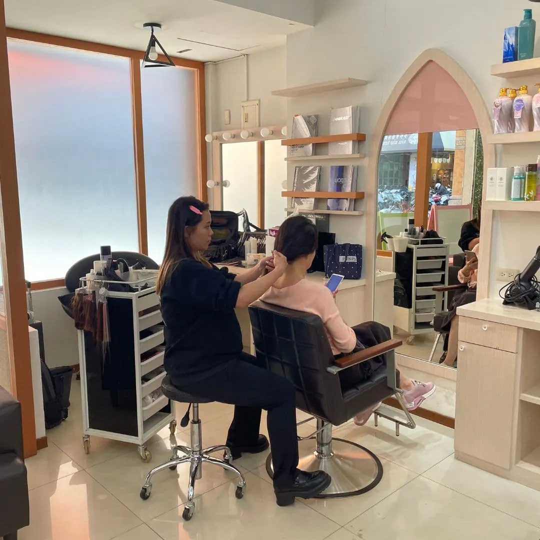 Stylist Xiao Ke Carefully Evaluates for Her Client