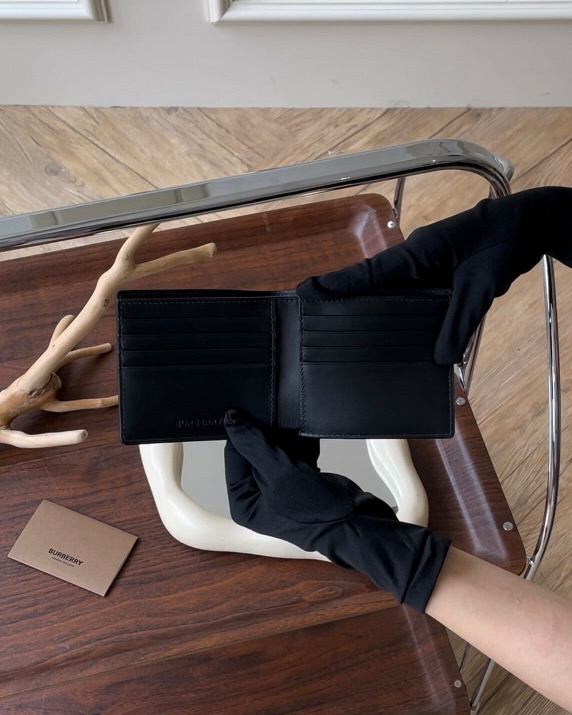 BURBERRY｜格紋內八卡雙折短夾 炭灰色