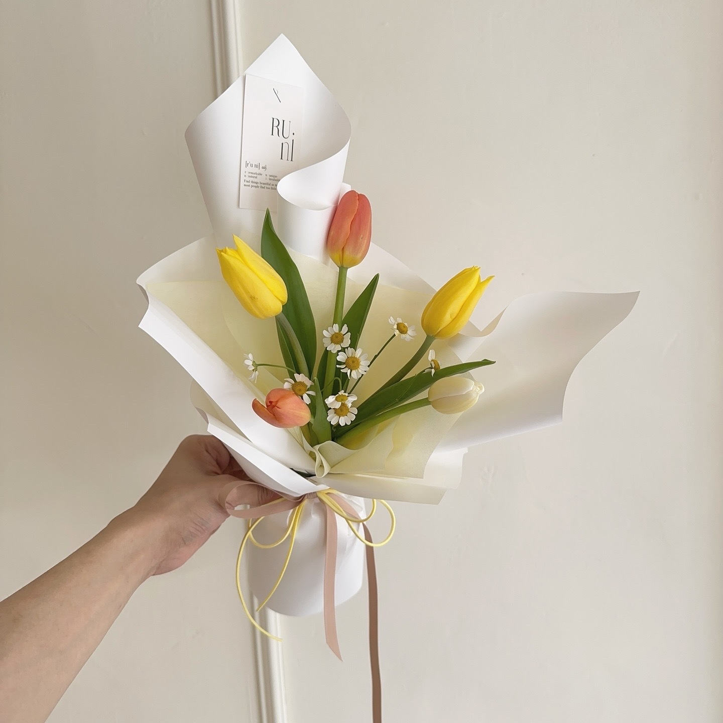 初夏晴光-白黃橘鬱金香花束