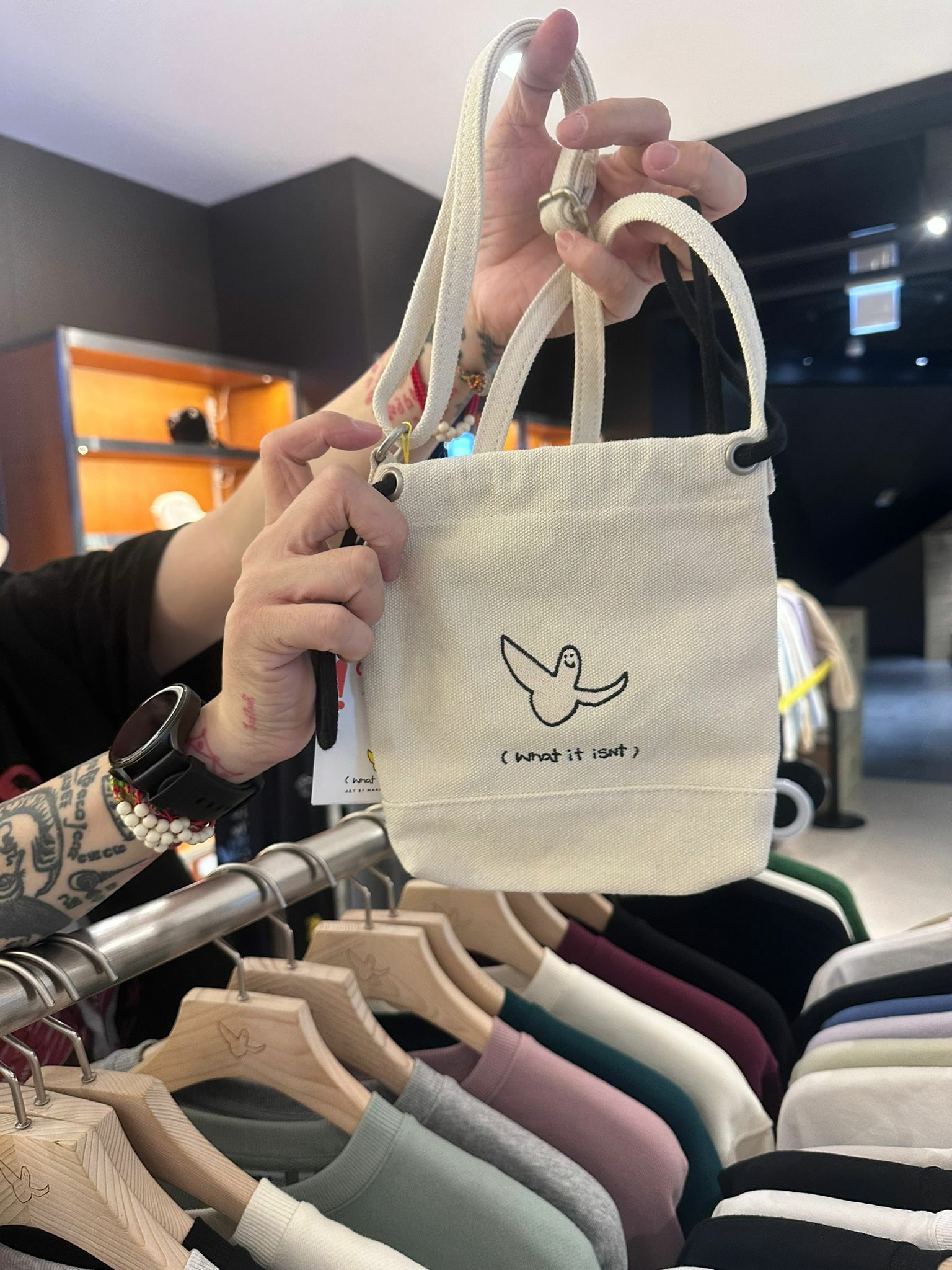 WHAT IT ISN'T 小包包 （清貨價貨品，不設退換）（K11 BR917）