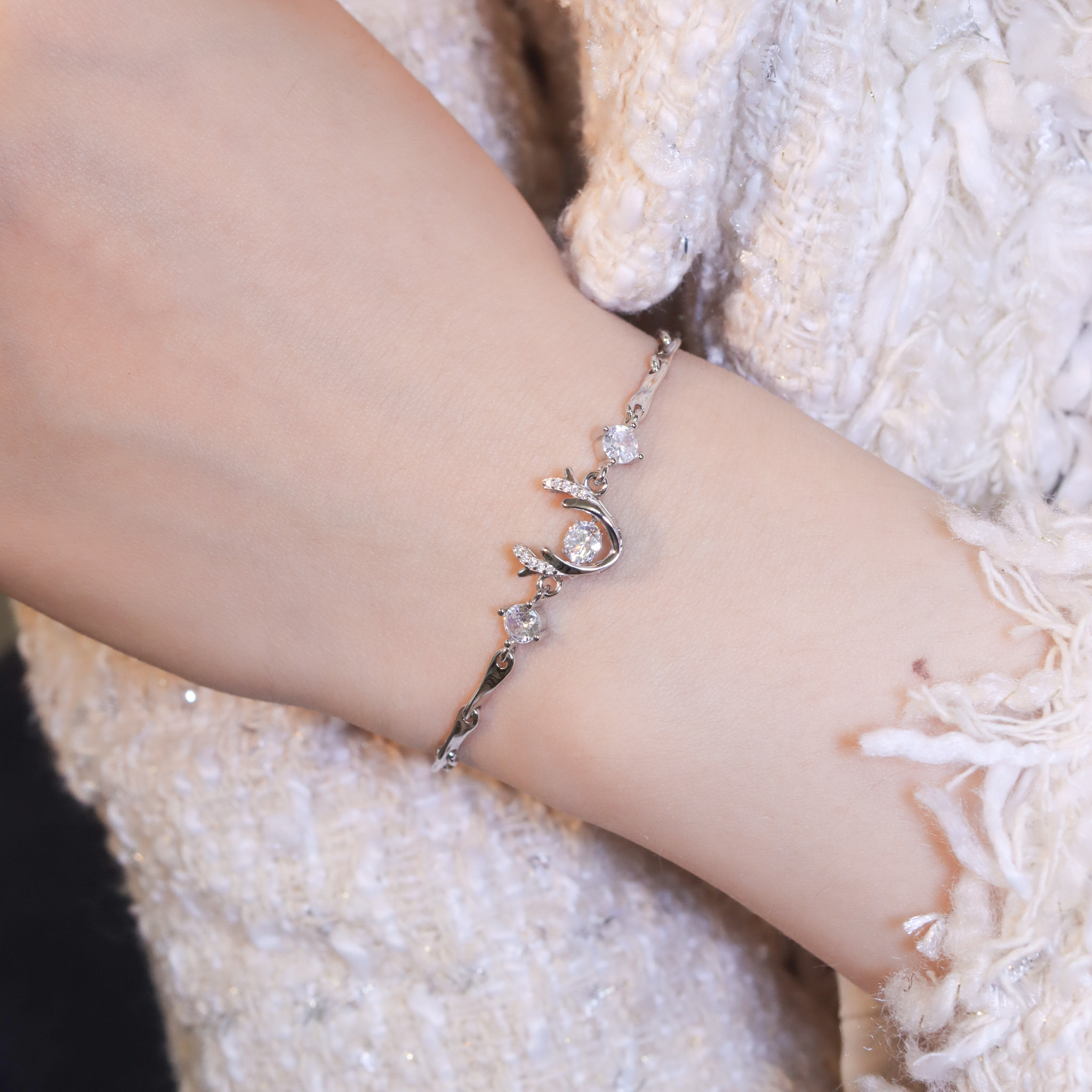 | 925純銀・厚鍍白金 | 懸浮小鹿亂撞軟手鐲 (白色/藍色) | BR1190 |