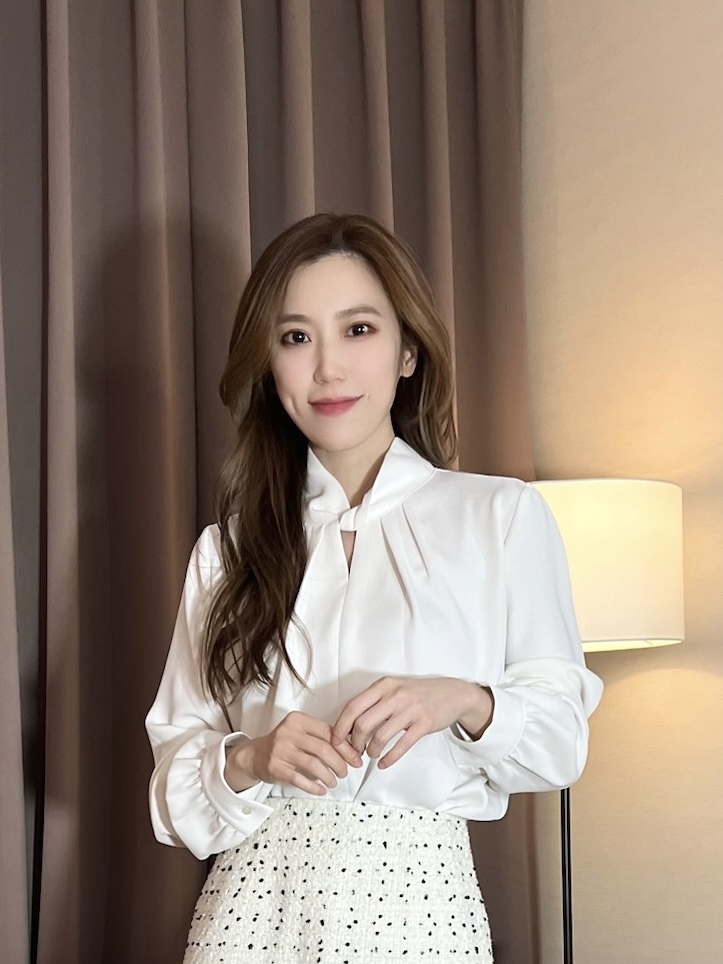 領間扭結簍空上衣