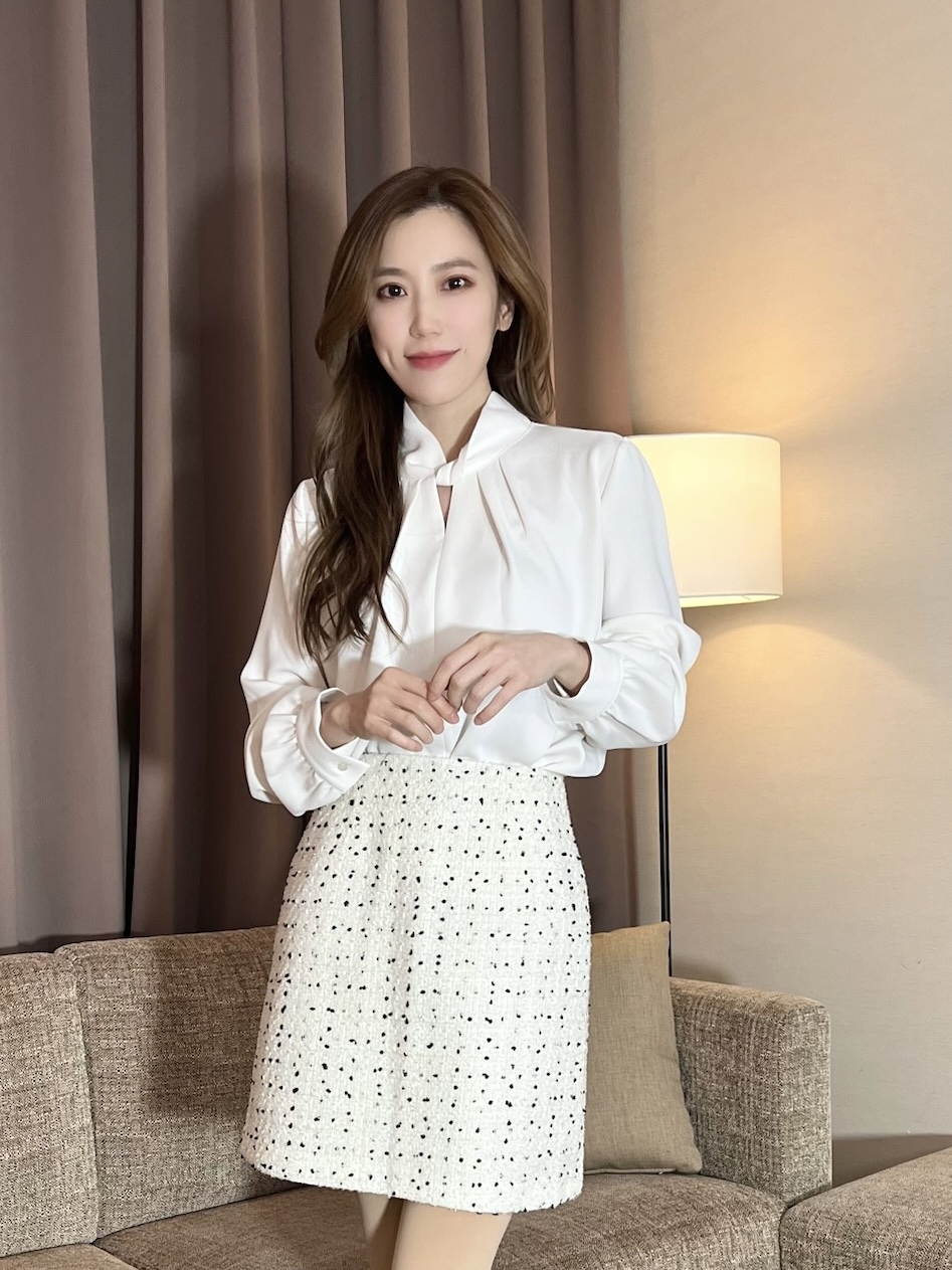 領間扭結簍空上衣