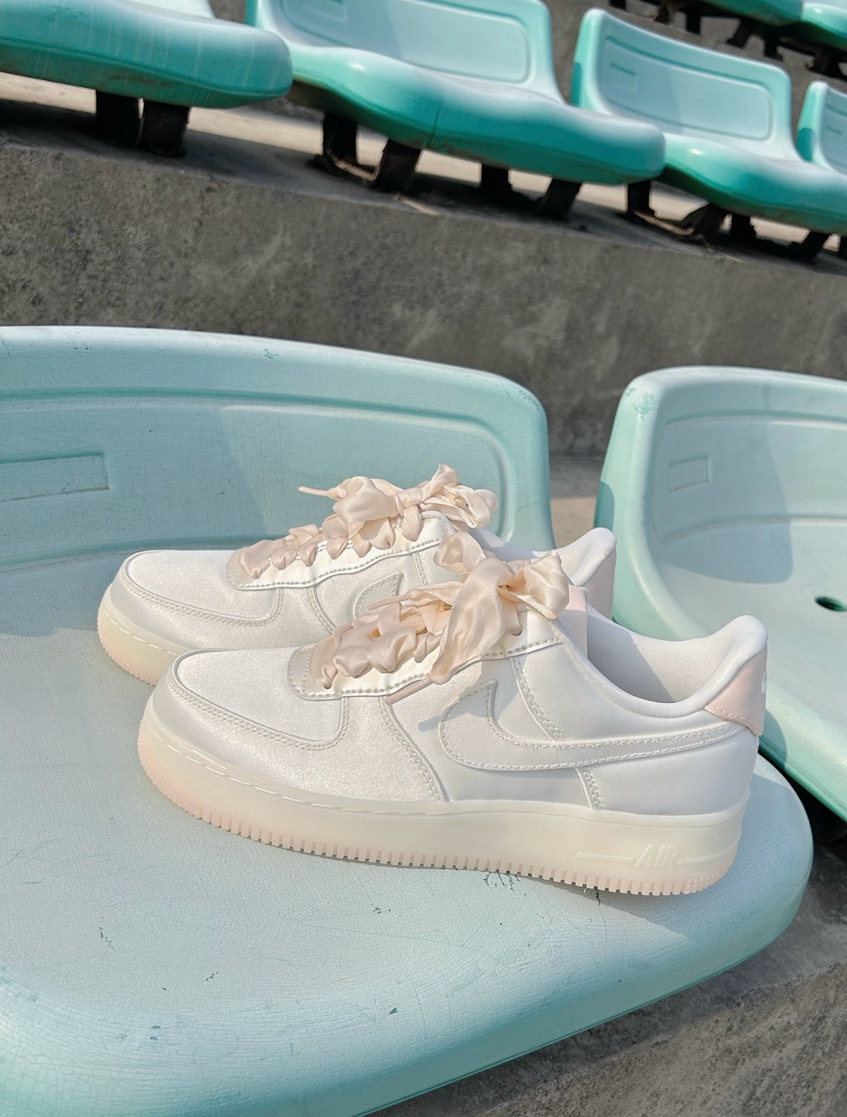 Nike Air Force 1 AF1 櫻桃粉絲綢 米白色 絲綢緞面 緞帶鞋帶 果凍底 女款 HQ3762-133/預購