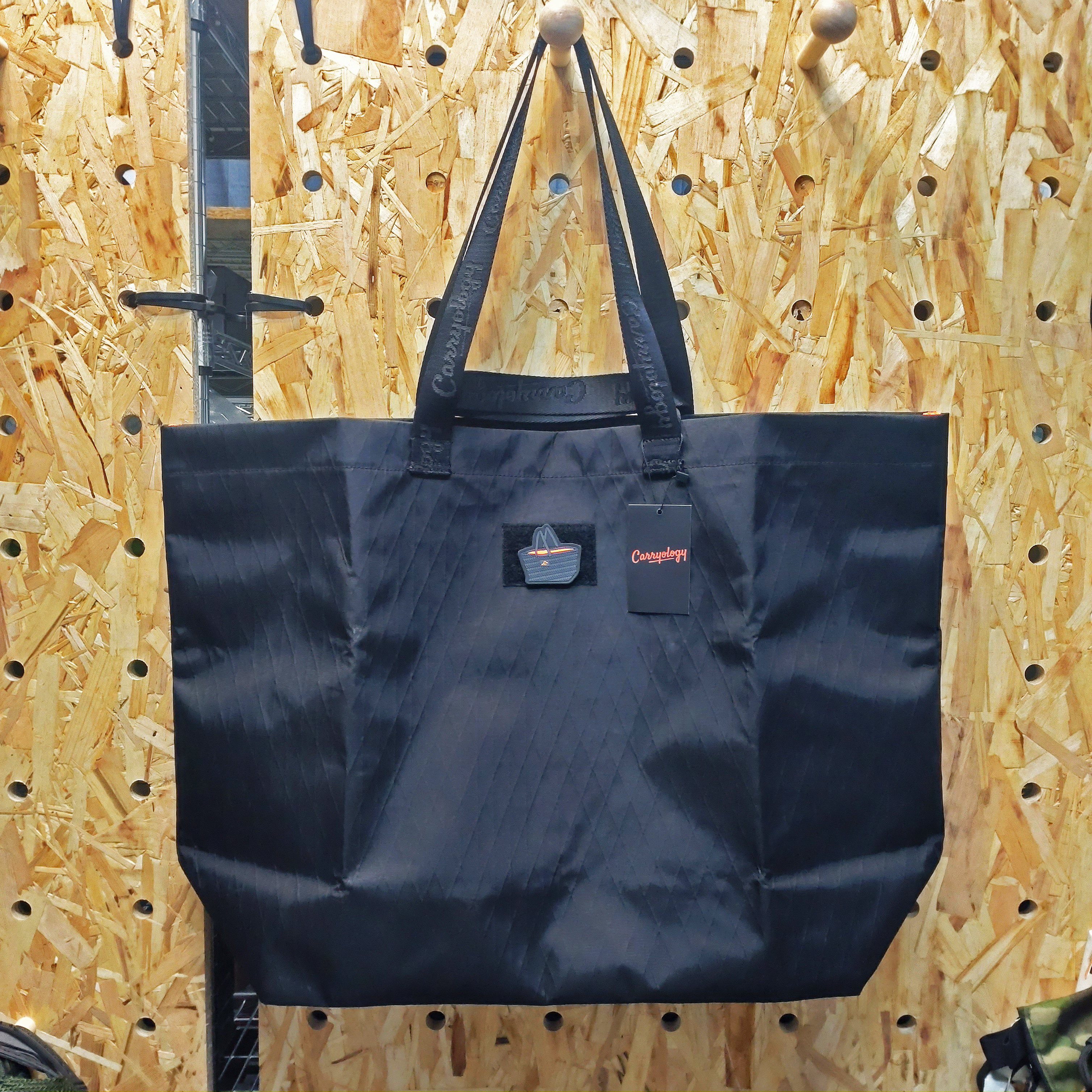 CARRYOLOGY X ALPHA ONE NINER FRAKTAOLOGI BLACKOUT TOTE 聯名托特包