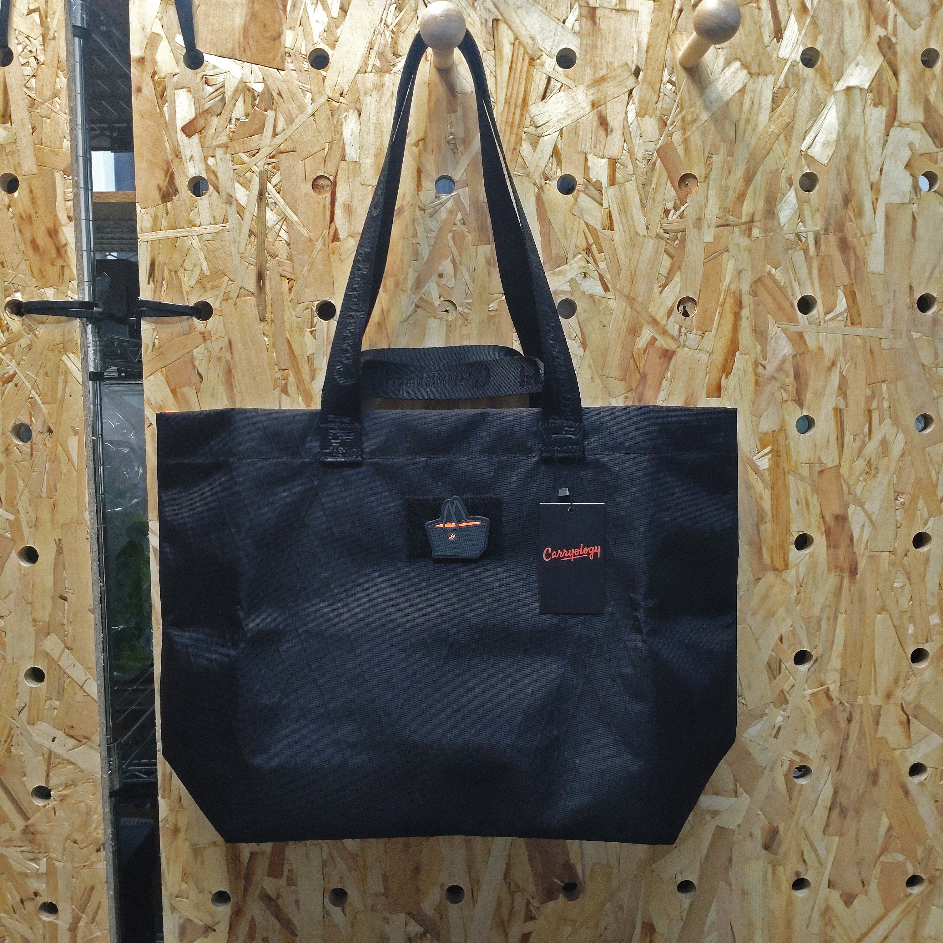 CARRYOLOGY X ALPHA ONE NINER FRAKTAOLOGI BLACKOUT TOTE 聯名托特包