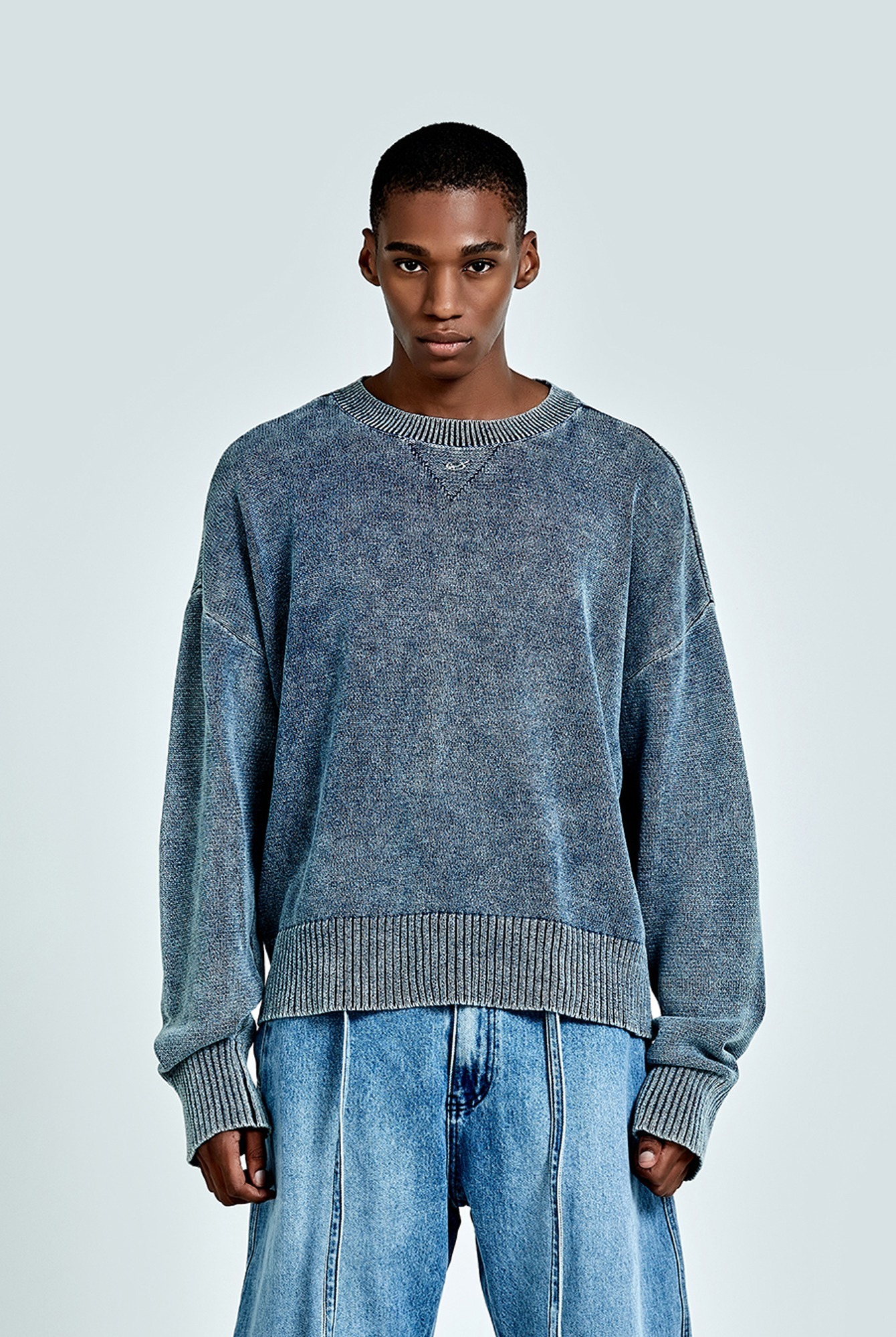 金屬 Logo 丹寧針織衫－藍