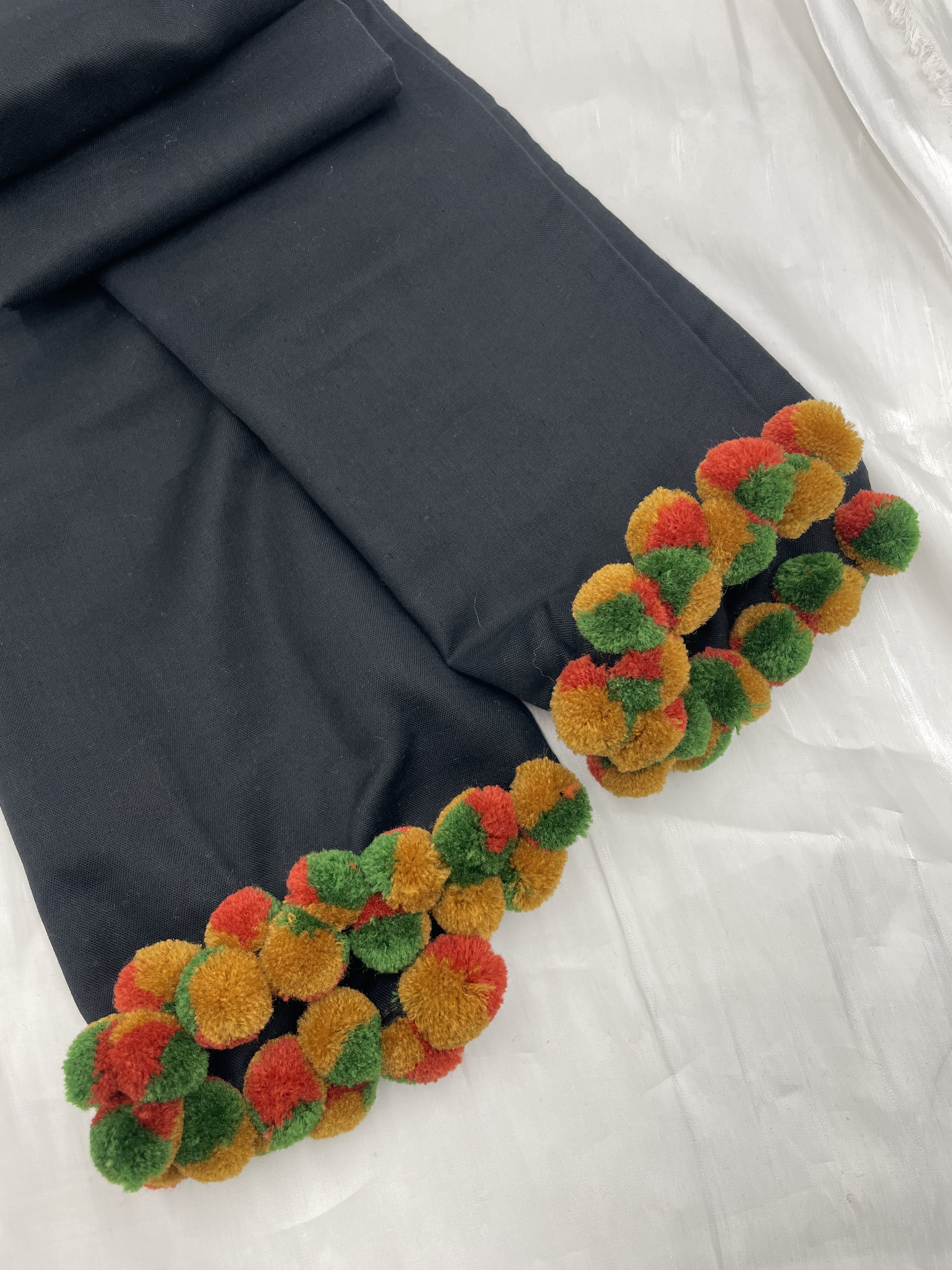 黑素面織布毛球頭巾.總長約180cm