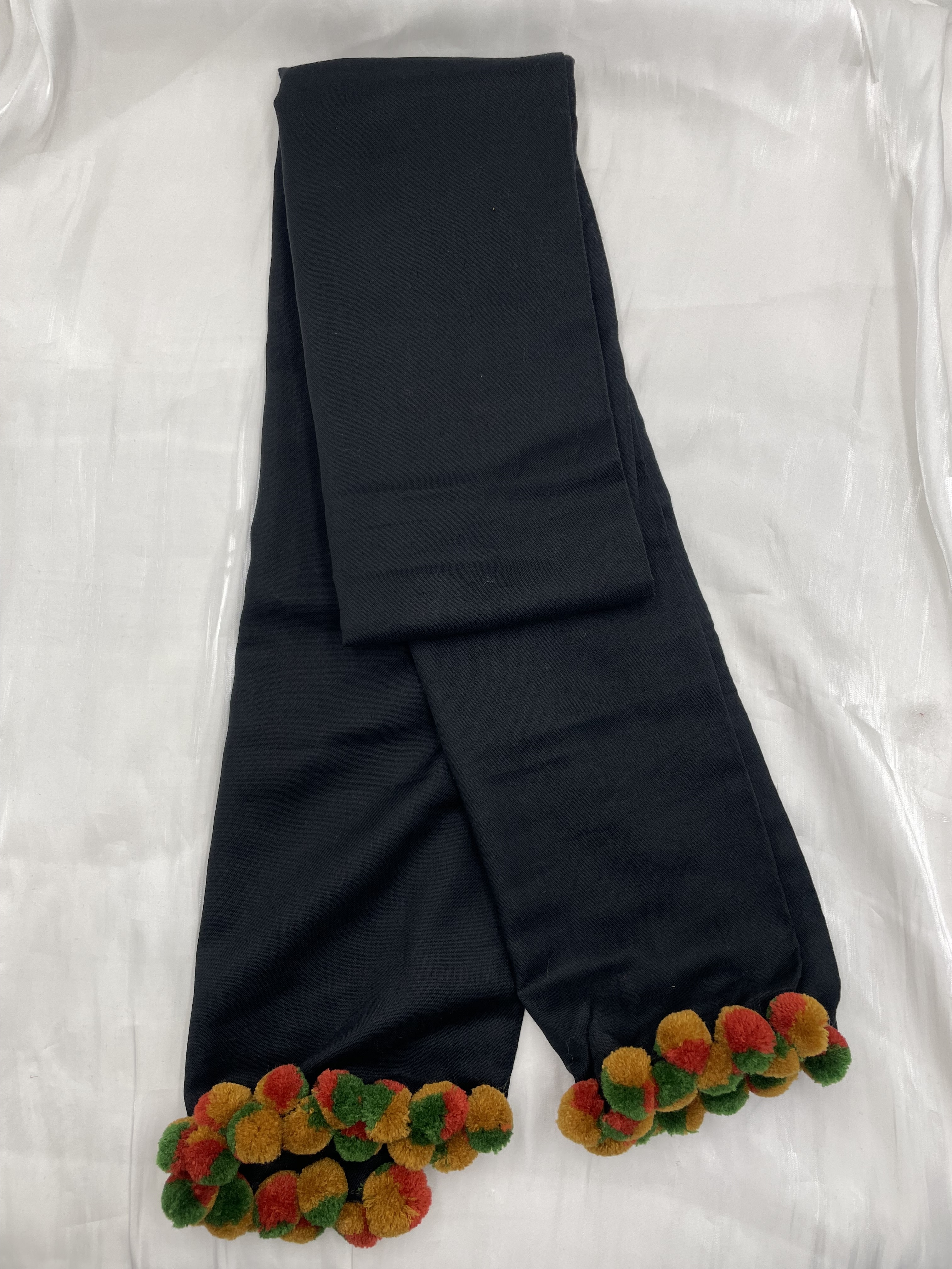 黑素面織布毛球頭巾.總長約180cm