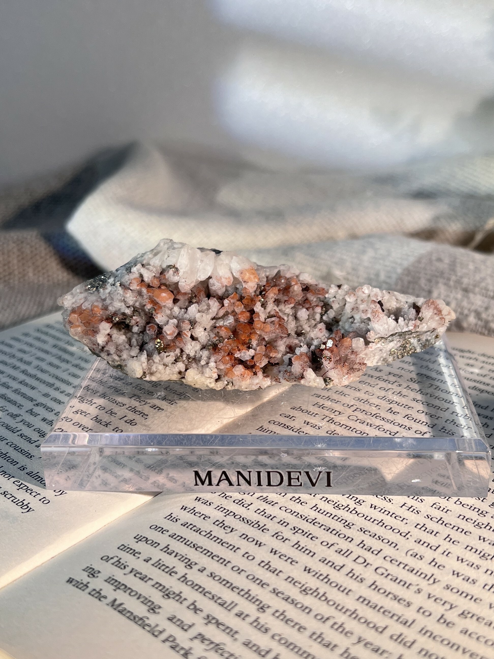 紅水晶共生黃鐵礦 Red Quartz