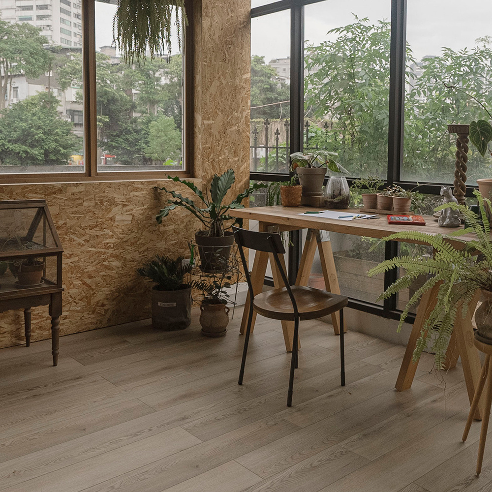 雨霧木屋 Cabin in the Rain｜灰棕色木紋地板