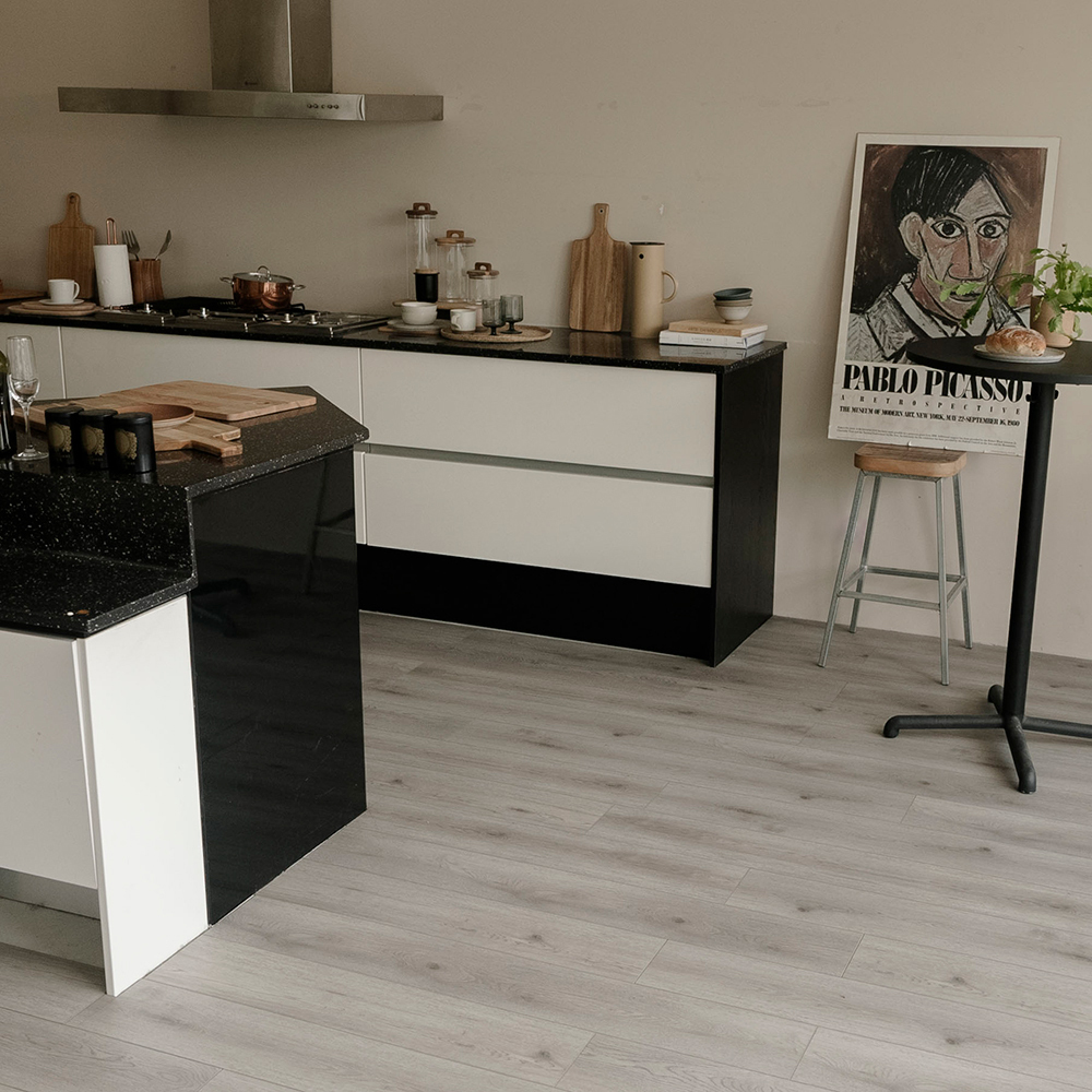 海潮靜謐 The Cliffside｜灰色木紋地板