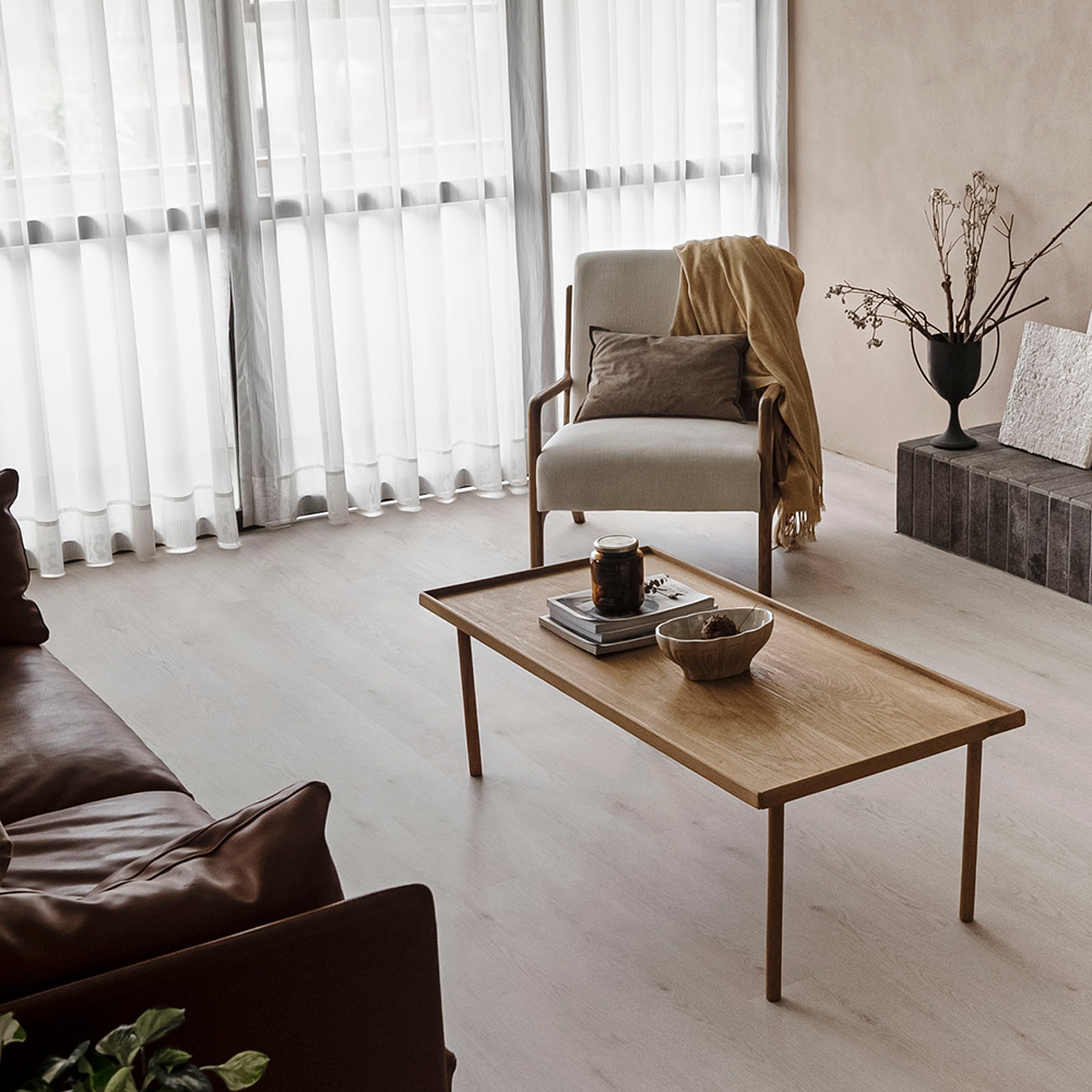 迷霧湖境 The Lakes｜米灰色木紋地板