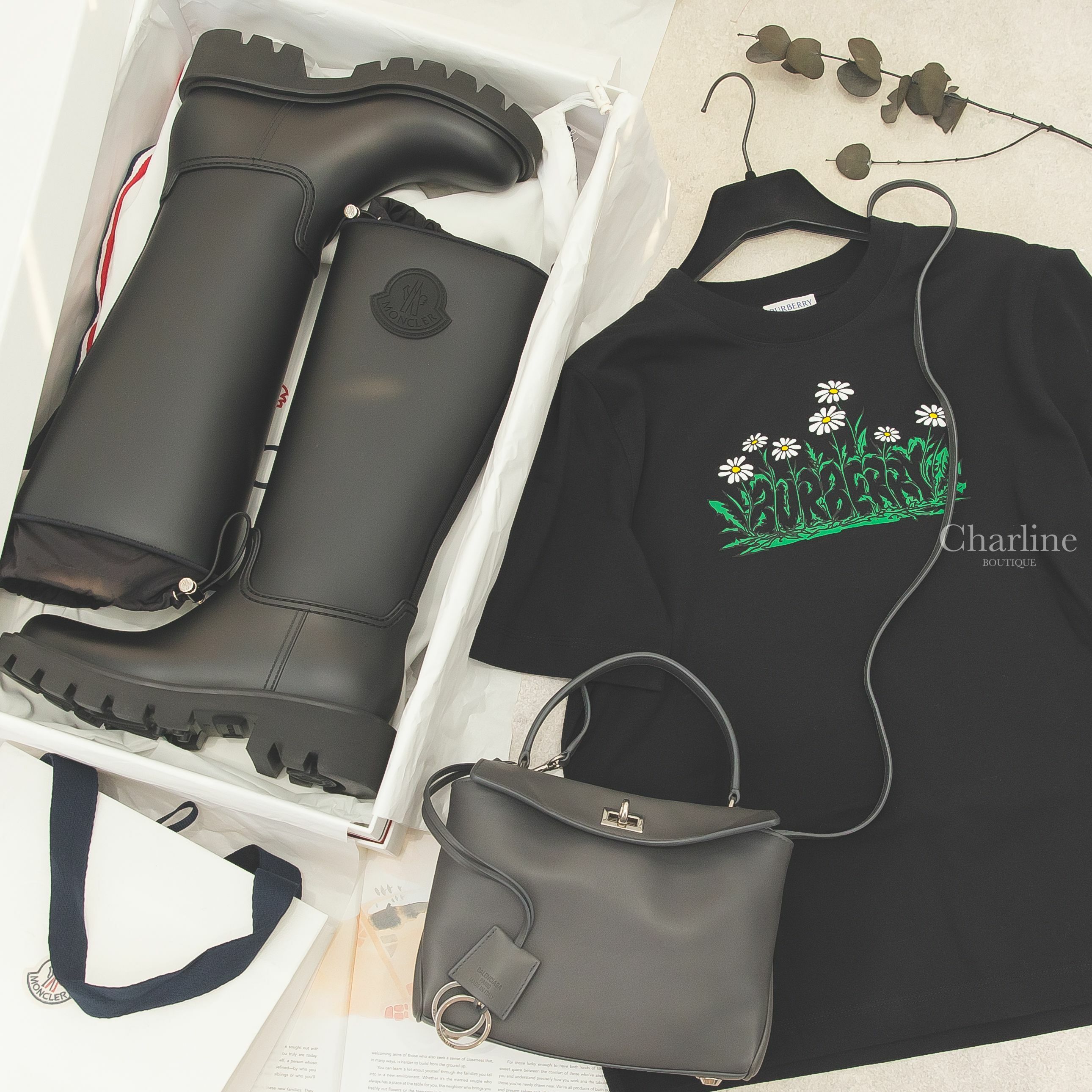 Burberry 黑色綠葉Logo小雛菊印花短袖棉T,Balenciaga Rodeo Mini 灰色銀釦迷你小牛皮手提肩背包,Moncler Rain Boots 黑色橡膠側邊Logo束口高筒雨靴-Charline Boutique 精品代購