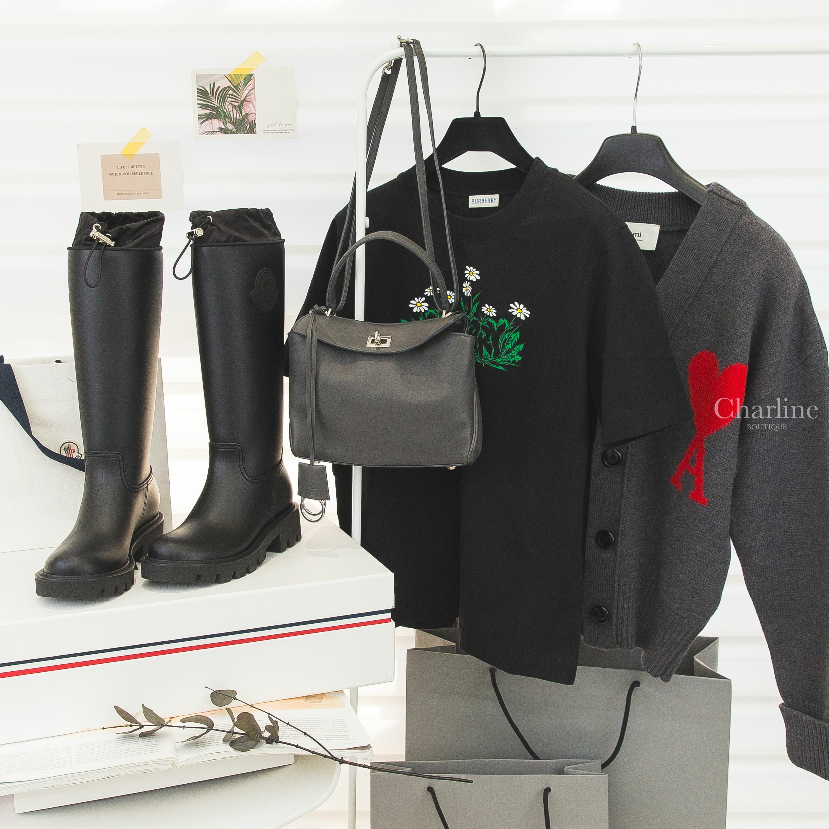 Burberry 黑色綠葉Logo小雛菊印花短袖棉T,Balenciaga Rodeo Mini 灰色銀釦迷你小牛皮手提肩背包,Moncler Rain Boots 黑色橡膠側邊Logo束口高筒雨靴-Charline Boutique 精品代購