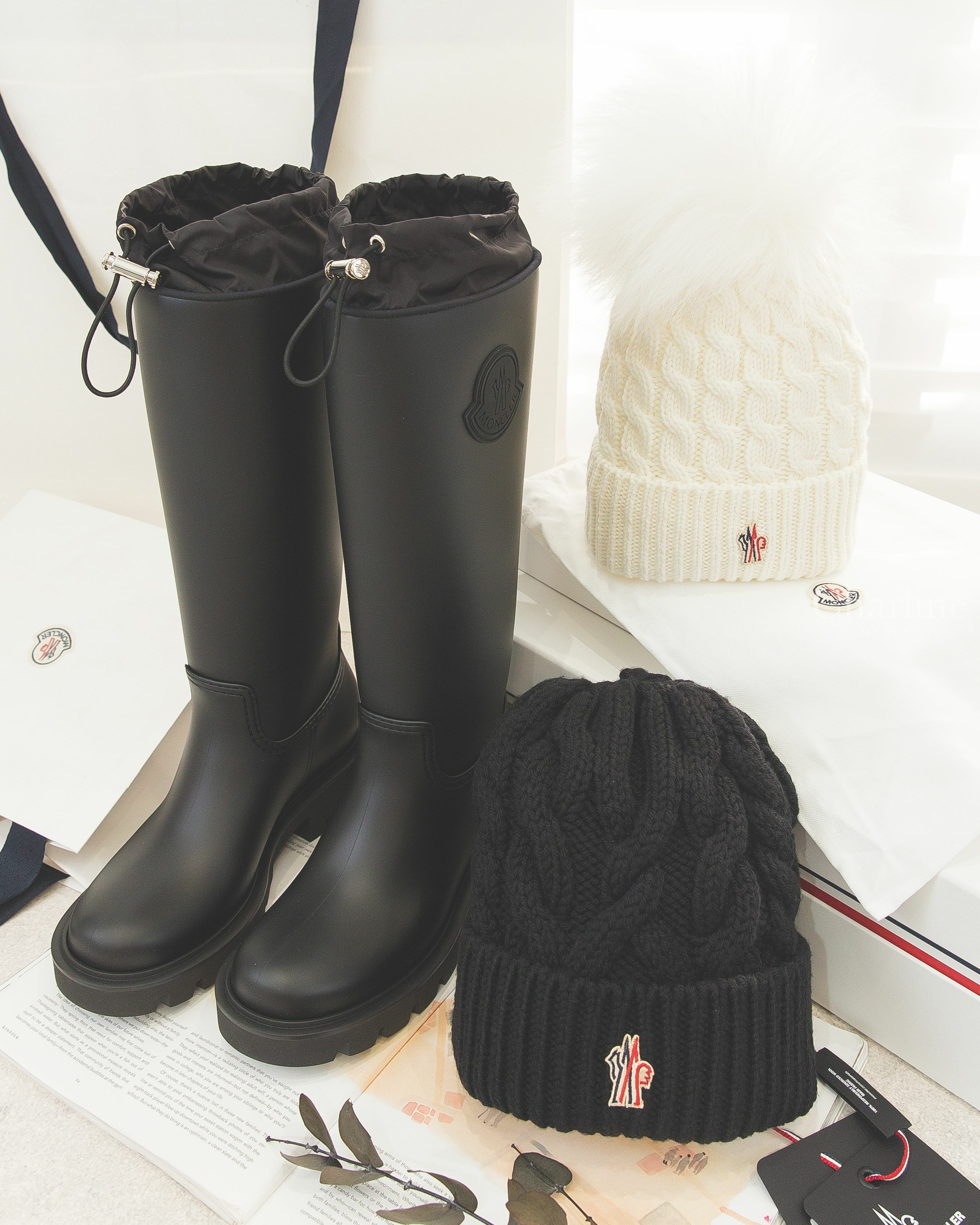 Moncler 白色刺繡Logo羊絨球麻花針織毛帽,Moncler 黑色刺繡Logo羊毛麻花針織毛帽,Moncler 黑色橡膠側邊Logo束口高筒雨靴-Charline Boutique 精品代購