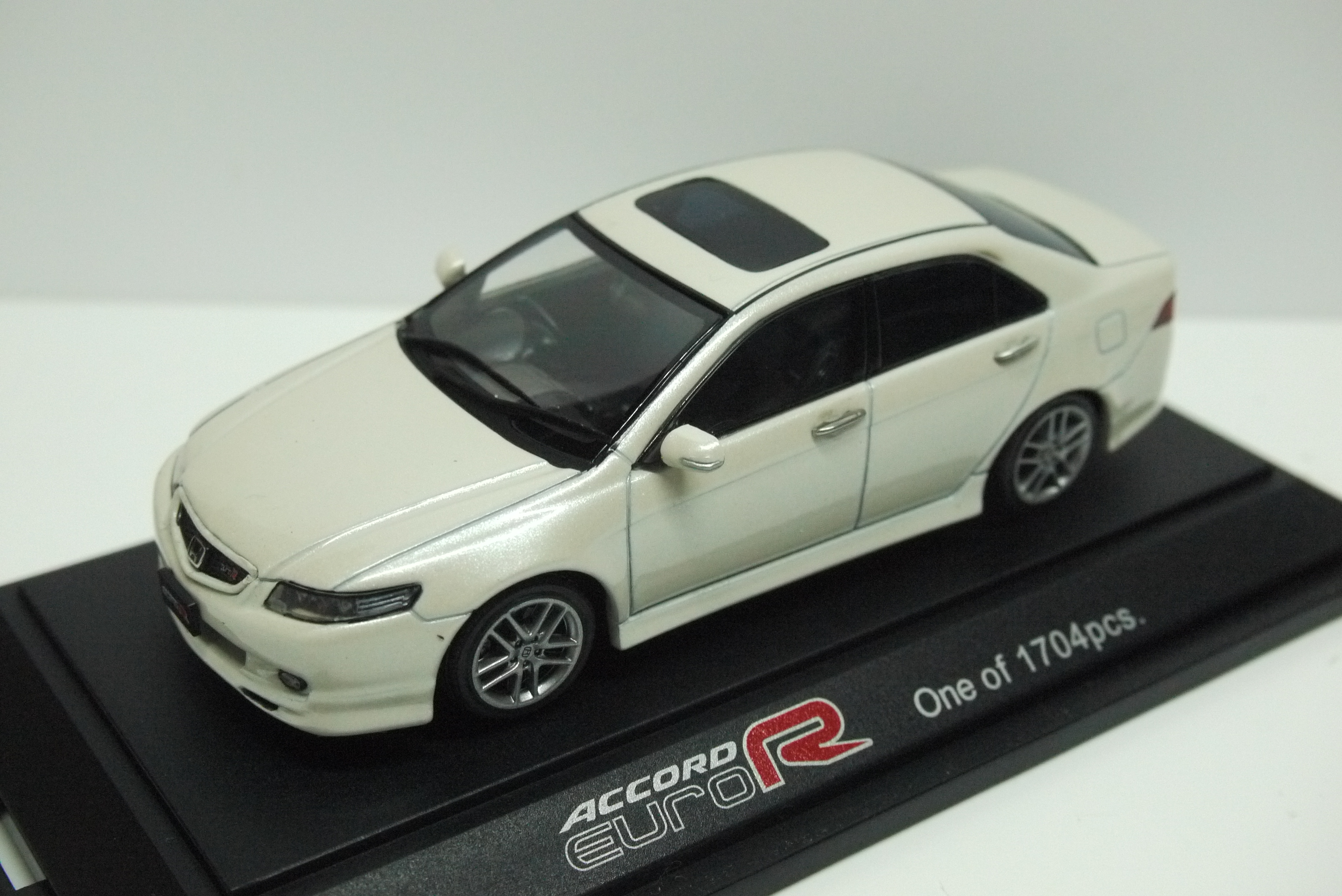EBBRO 1/43 HONDA ACCORD EURO R PREMIUM WHITE