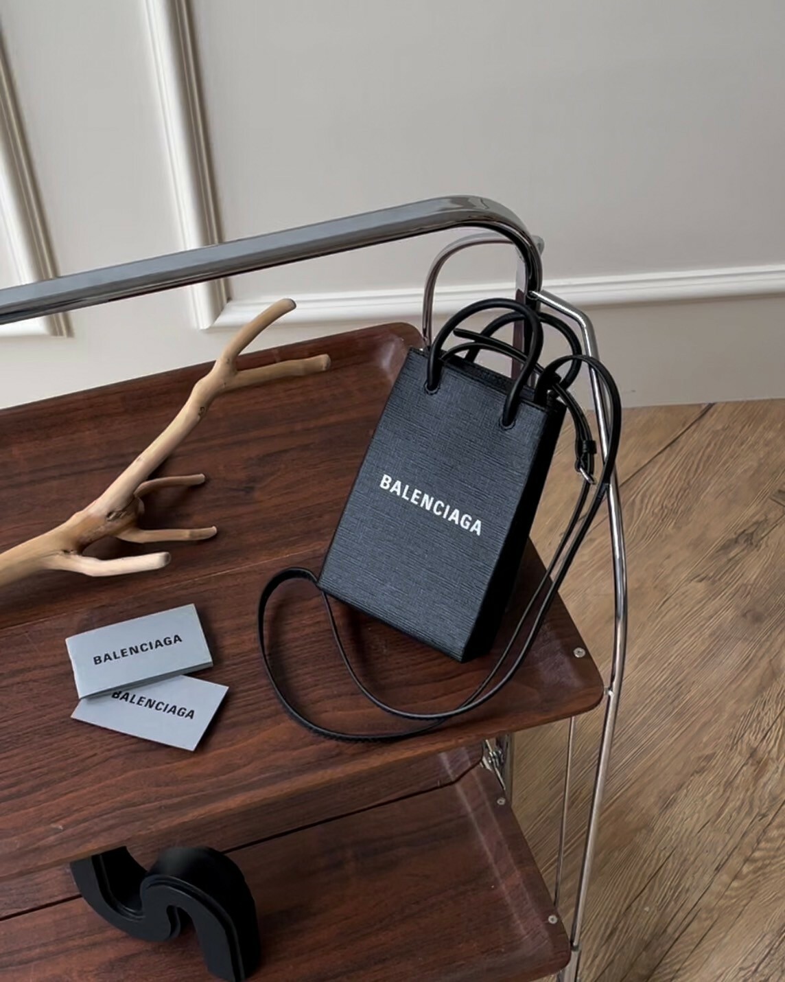 BALENCIAGA｜直式手機包 黑底白字