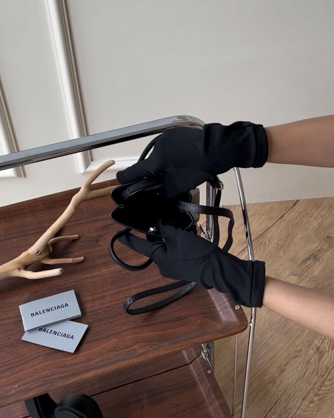 BALENCIAGA｜直式手機包 黑底白字